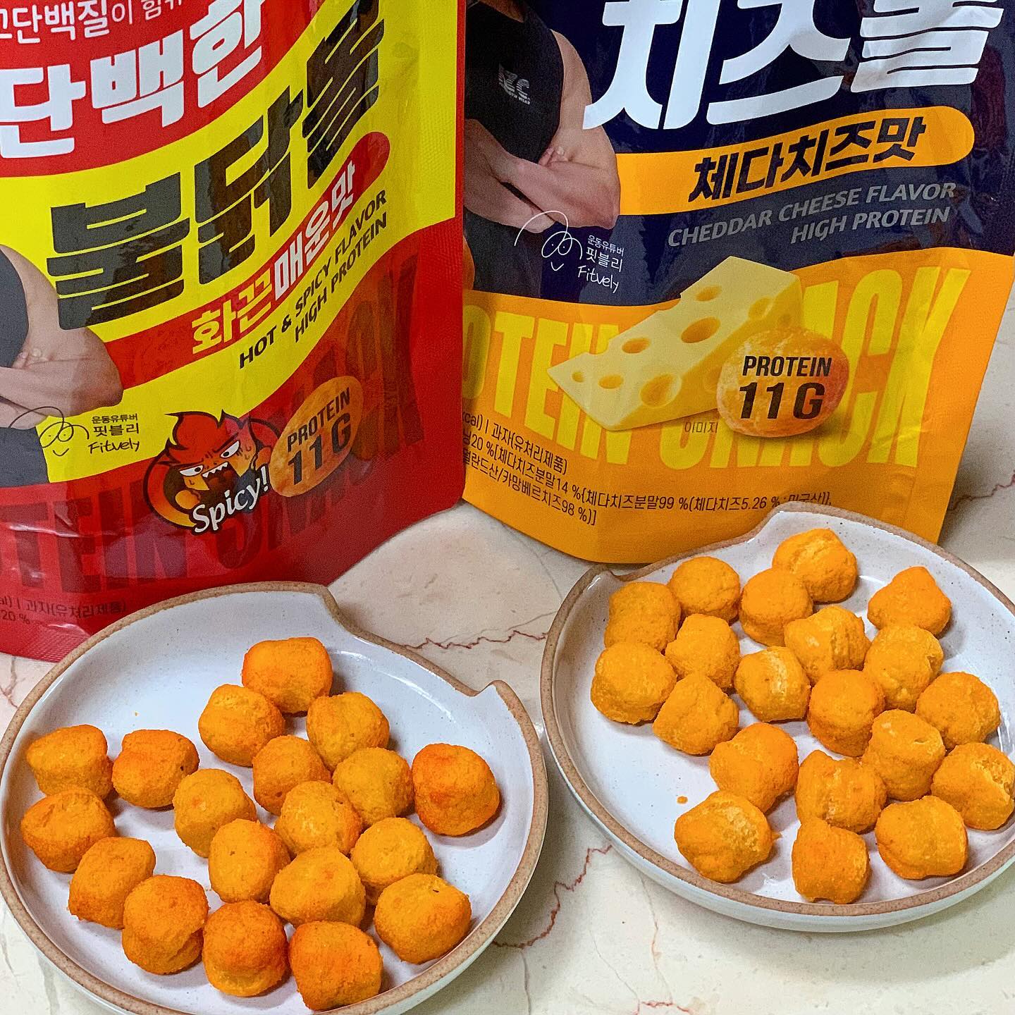 요즘은 다이어트 간식들 지인짜 맛있게 나오는 거 같아요.. 벌써 최애 과자가 되어벌임,,

치즈볼은 그냥 체다치즈 그 잡채🧀 실제로 체다치즈를 사용해서 더 깊고 고소한 치즈맛이 난다구여〰️

불닭맛은 불닭볶음맛 시즈닝을 사용했다고 하더니 생각보다 화끈한 매운맛입니다🌶️🌶️ 다이어트 하느라 매운 거 땡길 때 아주 딱〰️

게다가 둘 다 단백질 함량 11g으로 고단백이라는 점 ‼️ 138만 운동 유튜버, 핏블리와 공동 개발한 제품이라니 더 믿음이 가쥬 😎 롱패딩으로 가리지 말고 맛있게 다이어트 해봅시다요✌🏻

#업체로부터 제공받은 제품입니다 #개미식품 #단백질 #치즈볼 #불닭볼 #단백질식단 #다이어트식단추천 #단백질많은음식 #단백질과자 #프로틴과자 #단백질간식 #핏블리