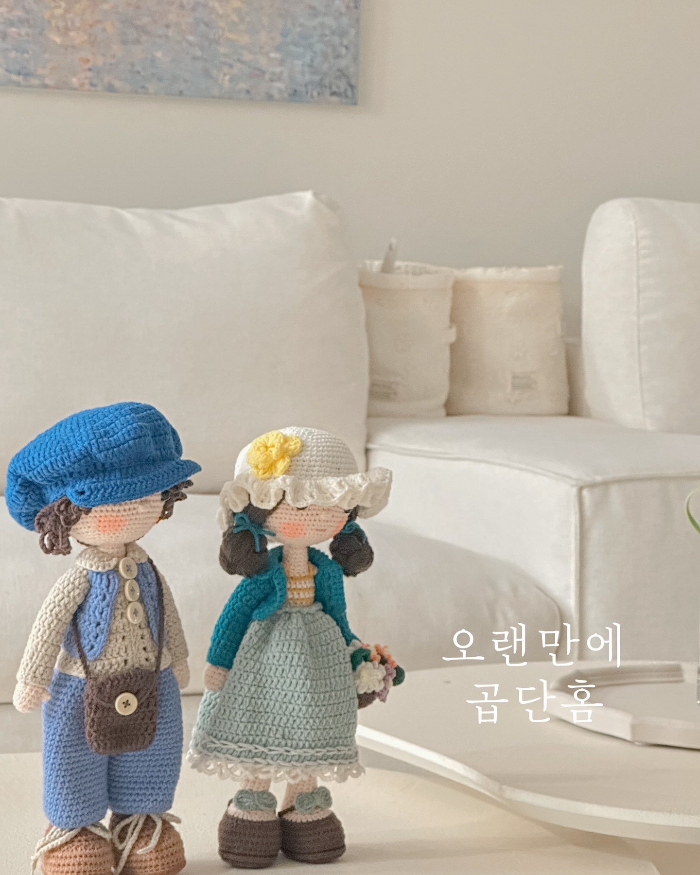 #빼꼼 ✨

얼마만에 인스타인지 .. //

2023년, 작년 한해 결혼도하고
제가 좋아하는 일도하고 ,
좋은집에서 집도 예쁘게 꾸미고살고 ,
살림도 열심히 하고 , 오하우스 멤버도 되고
개인적인 버킷리스트를 많이 이뤘던 해였지만
그 성취감이 오래 가지 않더라구요.

저는 결혼을 해서도
일도 잘하고 살림도 잘하고 남편 내조도 잘하고싶었어요.
욕심은 많아서 일주일 내내 쉬는날없이 일하고
내 몸을 돌보지않다보니 체력이 따라주지못해 제가 계획한게
하나씩 틀어지게 되면서 부터는 제 손에서 모든일을 놓아버리게 되더라구요 ..

주변에서
대충 살아도 괜찮아, 내려놓아도 괜찮다 라고 조언을해줘도
저는 그게 안됬던것 같아요.
제 욕심이 소소한 일상 속 행복들을 오래 누리지못하게 
만들었다는 생각이 들더라구요.

그래서 2024년은 욕심을 조금 버리고 
다 잘해내야한다는 마음은 버리고 
남편과의 행복한 결혼생활을 위해 행복할 인생을위해
마음이 가는대로 행동해보려구요 !

내면이 더 단단해지고 성숙해지는 2024년을 위하여 🥂✨
곱단이도 행복하게 살아보겠습니다 ♥️
울님들도 2024년에는 모두 행복한 일들만 가득했으면좋겠어요 😊