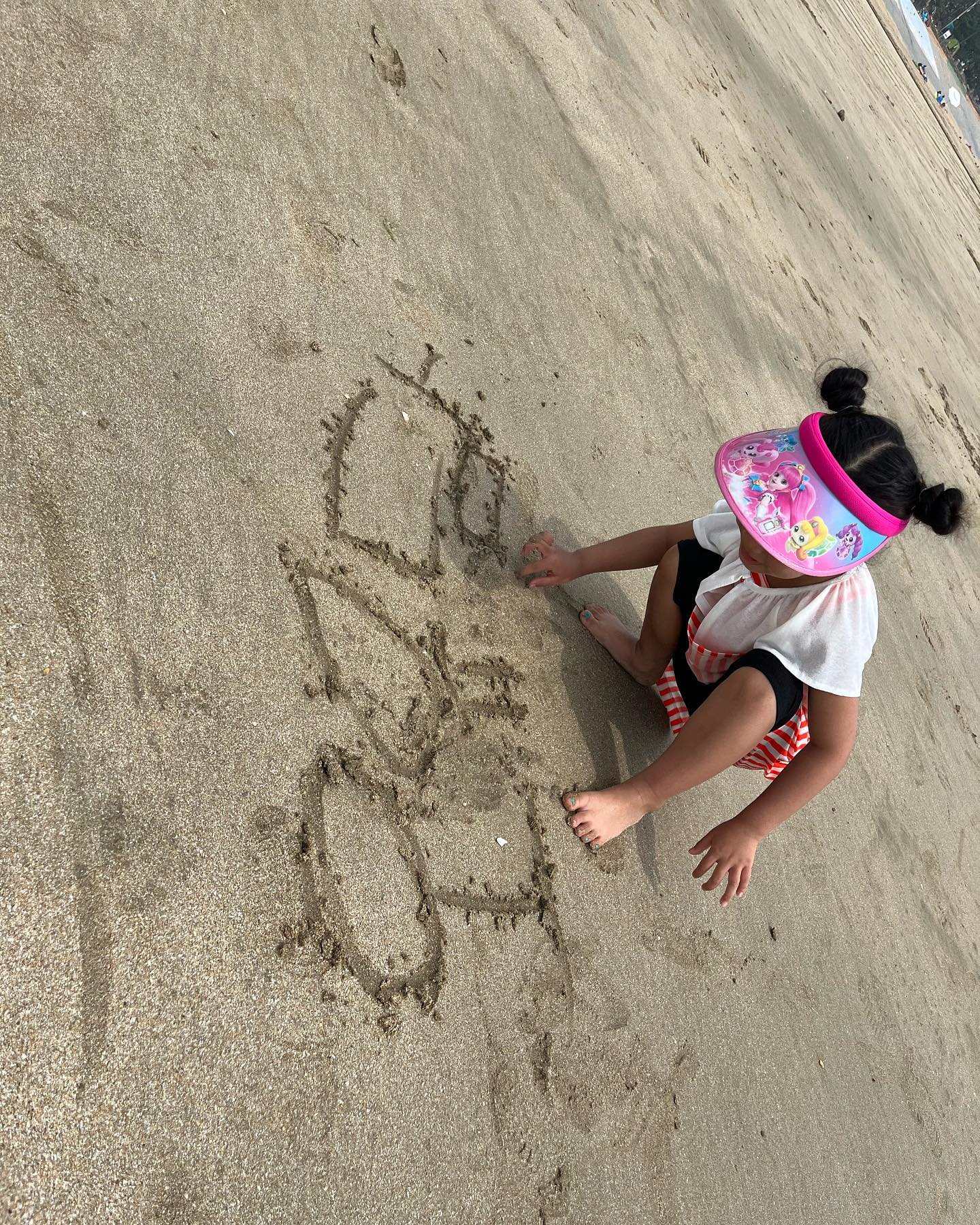 너무나 더웠던 6월의 바다🌊

바다맥주 조개찜 너무나 완벽했던 하루

주말내내 힘든 일정이였지만 일찍 다녀오길 참 잘했숴😌