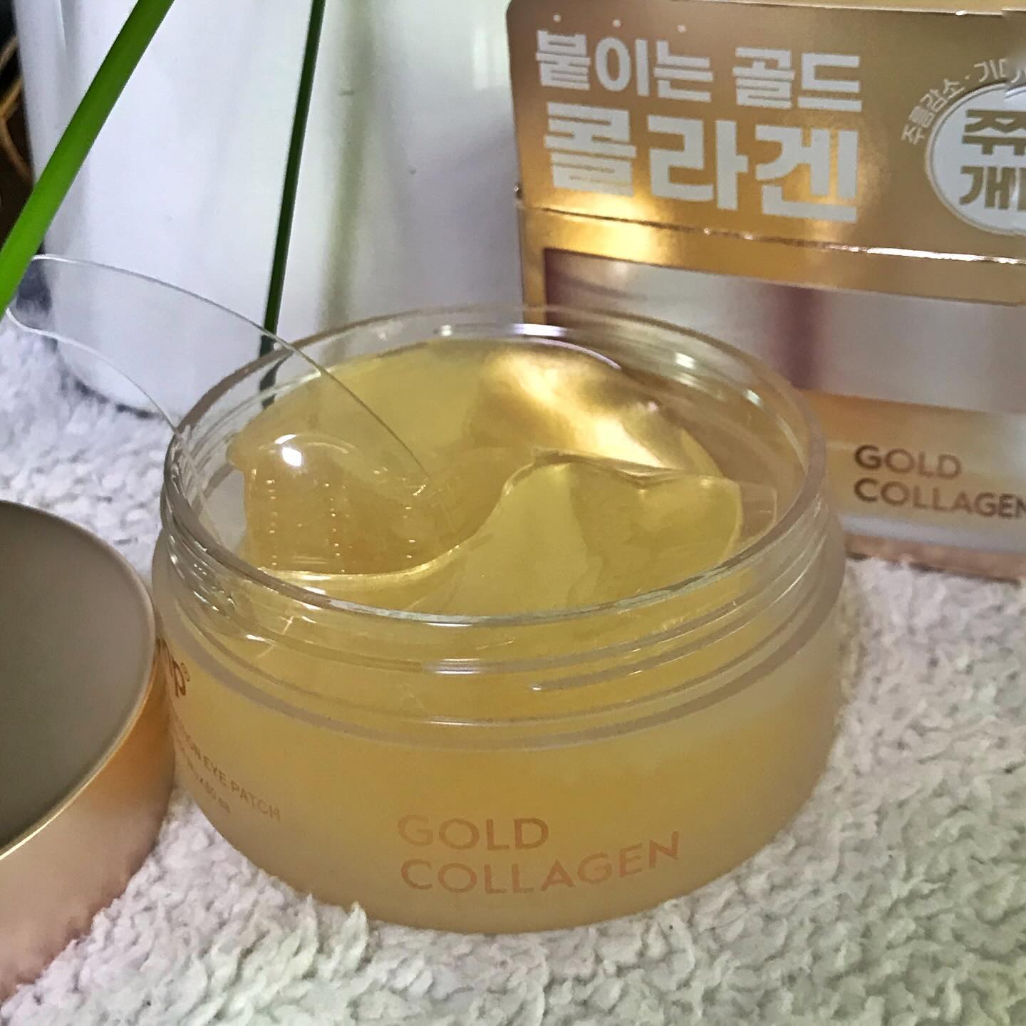 #협찬 #후기 24K골드가 피부에 스며드는 Snp 아이패치 
 
평소 눈가주름 고민을 입에 달고 살아서 주변지인들도 알고
생일선물로도 아이케어 제품을 많이 받는 편인데, 
이번에 운 좋게도 Snp 베스트셀러인 골드콜라겐 #아이패치 리뉴얼 제품을 써보게 됐어요 ! ✨

ෆ 주름개선 다크서클 기미완화 임상 완료 
ෆ 4주 사용 후 주름/다크서클/멜라닌/밝기 개선 
ෆ 눈가, 팔자, 입가, 이마에 착 달라붙는 하이드로겔 패치
ෆ 민감피부도 안심할 수 있는 저자극 테스트 완

초저분자 콜라겐이 피부에 탄력을 듬 뿍 주는데 
실사용 결과 아침 세안 후 붙여두고 머리 말리고 옷 갈아입구 ㅋ⫬ㅋ
붙여두고 할거하면서 준비하다가 마지막에 메이크업하면
광채 가득한 피부로 메컵 가눙하더라구요 🫶🏻 (핵 만 족 )

💛Snp 베스트셀러 골드콜라겐 퍼펙션 아이패치는 올리브영 12월 세일템이라 현재 할인중에 있어요'◡'💛

 #Snp #올리브영 #올리브영아이패치 #올리브영패치 #올리브영추천 #올리브영추천템 #올영세일 #올리브영세일 #골드콜라겐 #아이패치 #아이패치추천 #콜라겐아이패치 #탄력패치 #다크서클 #주름개선 #주름관리 #팔자주름 #눈가주름 #눈밑주름 #기미잡티 #주름패치 #슬로에이징 #콜라겐패치 #안티에이징 #탄력케어 #입가주름 #이마주름