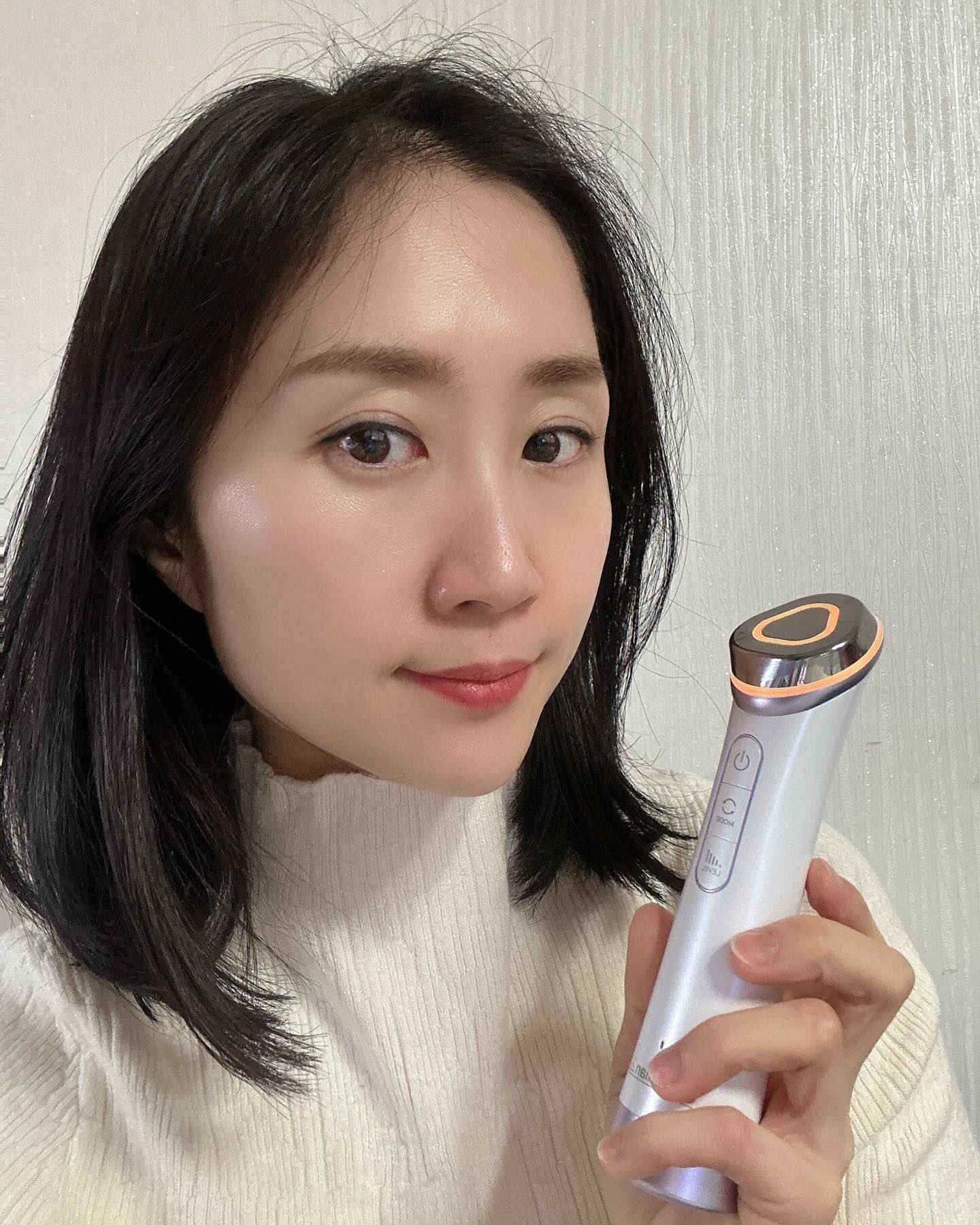 #협찬 입니다만 완전 좋은 #마데카프라임 

춥고 건조한 날씨에 피부도 두꺼워지는지 
요즘 화장도 잘 안먹고 쩍쩍 갈라지는게 느껴지더라고요

그래서 전 마데카프라임을 써요
마데카프리임은 집에서도 간편하게 관리 할 수 있는 뷰티디바이스기기에요

총 3가지 모드인데 한글지원이 가능해 모드 변경씨 사용법 등 음성지원을 해줘 편리해요
브라이트닝 모드, 흡수 모드, 탄력 모드로 3가지 모드가 있어요
제가 자주 쓰는 기능은 브라이트닝 모드에요
세안 후 물기 제거한 다음 브라이트닝 모드로 얼굴 전체를 톡톡 두드리고 종료 후 글루타치온 앰플을 바르면 흡수가 쏙쏙
각질과 모공개선 피부톤개선까지
피부에서 빛이 나는것 같더라고요 

흡수모드도 손으로 바를때 보다 3.3뱌 더 깊이 흡수 해주고
탄력모드는 처짐개선에 도움을 줘요
마데카프라임을 쓰면 미세 진동과 전류가 느껴져서 관리를 받고 있구나를 실감하게 되더라고요. 
피부 좋을 때 더 관리해야겠어요. 
앰플도 좋아서 따로 구매하고 싶은 마음
집에서 사용하는 앰플을 써도 무방하나 전용 부스팅 앰플을 쓰면 더 효과가 좋겠죠??

한번 써보세요~강추

#이보영마데카프라임 #센텔리안24마데카프라임 #뷰티디바이스 #얼굴마사지기기 #얼굴케어 #피부미용기기추천 #피부마사지기 #피부기기 #피부디바이스 #피부탄력기기 #피부홈케어 #홈디바이스 #홈케어피부관리기 #동국제약마데카프라임 #모공케어 #각질개선
