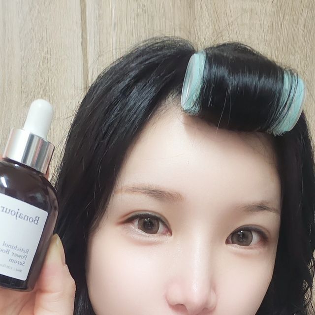  따니 on Instagram: "#광고
🏷[보나쥬르]레티치놀 파워 부스팅 세럼
레티놀 성분을 사용할 때,퍼센트가 아닌 IU 함량을 확인해야 한다는 사실 다들 알고 계셨나요?!
영양제 구매시 함량을 확인하듯 최상의 안티에이징 효과 경험을 위해 이제 레티놀 제품도 함량 확인 필수라고 해요!!!!

레티놀 성분이 자극적이라 걱정이었던 분들을 위해 개발된 저자극(순수 레티놀 2,520IU + 바쿠치올 500ppm) 입문용 레티놀 세럼인 #레티치놀파워부스팅세럼 

요즘 피부 푸석함과 모공이 넓어지는게 고민이였는데
저녁 스킨케어 단계에서 꾸준히 발라주고 있는 세럼이예요~

흡수력이 좋아서 바르는순간 속탄력까지 관리해줘서 에센스나 세럼을 이중으로 사용하지않고도 다음날에도 느껴지는 광채가
장난아닌거있죠✨️

피부가 민감해서 레티놀성분을 못쓰셨던 분들께 자극없이 사용할수있어서 너무 좋을거같아요♡

👉다양한 탄력 보습 시너지 성분함유(300달톤 저분자콜라겐,저분자 아세틸헥사 펩타이드,저분자 3중히알루론산,시카콤플렉스)
👉13년간 자연주의 천연화장품만을 연구하고 있는 전문가와 브랜드 대표가 제품 기획,개발부터 생산까지 직접 참여

#보나쥬르 #레티치놀 #레티치놀세럼 #레티치놀파워부스팅세럼 #레티놀 #레티놀세럼 #레티놀효과 #레티놀입문템 #bonajour #나이트스킨케어 #클린뷰티 #천연화장품 #제품제공"