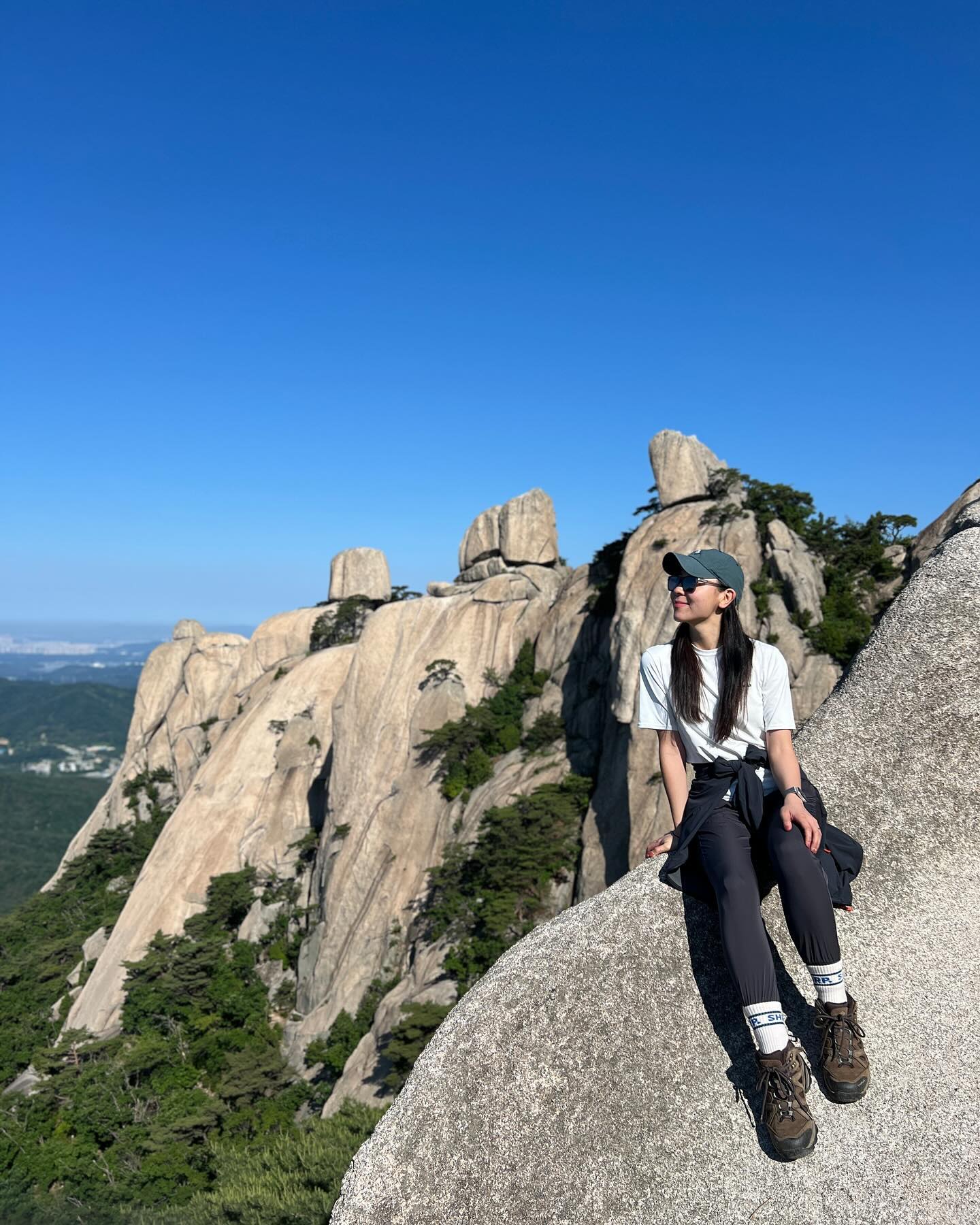 .

우리의 첫 산행지였던 도봉산 오봉 ✋⛰️

2년만에 와도 한결같이 멋있는 오봉
2년전처럼 한결같이 자상한 오빵🌿

#도봉산오봉 #여인봉 #오봉 #주말등산 #D-9 #20240602 #chaelee_mountain