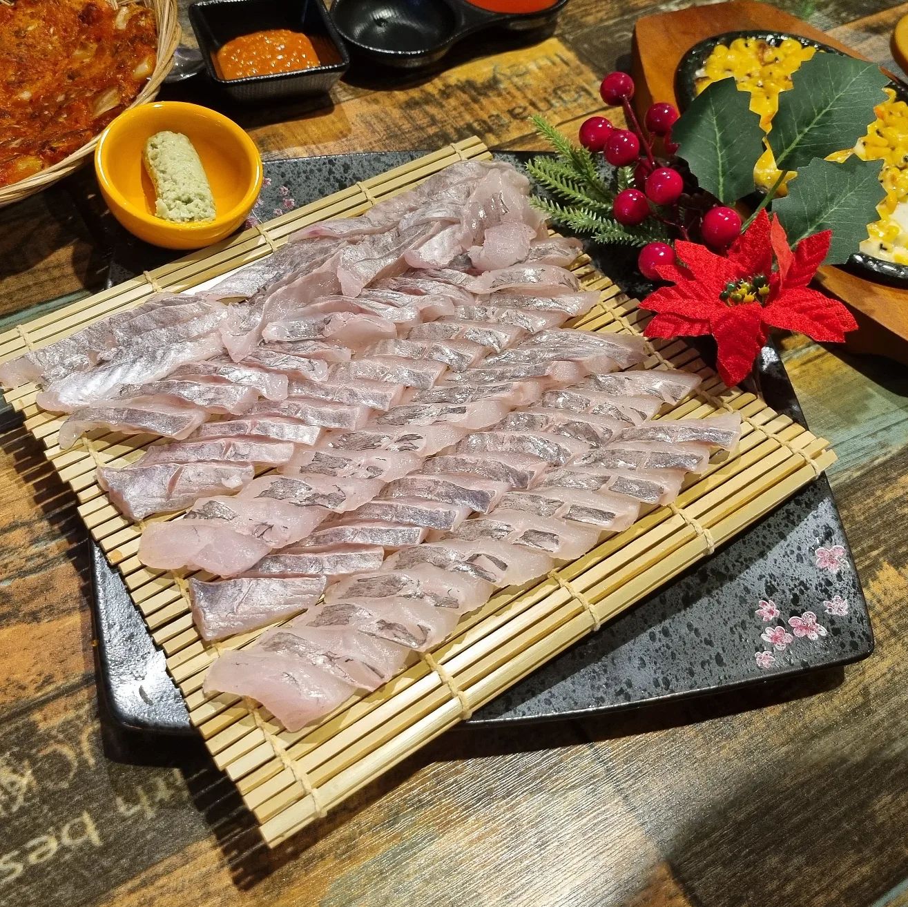 동서네 놀러와 같이 갔던 어사또 활어&스시
기본 상차림인 술안주부터 싱싱한 우럭회까지 만족스러웠던 곳이라 다음에 재방문하고 싶은 곳이였어요🙂

✔️ 주소 - 경북 구미시 산동읍 신당1로 2길 7 303호

✔️ 시간 -  매일 16:00 ~ 24:00

✔️ 라스트오더 - 23시까지

✔️ 단체 이용가능, 포장, 배달, 예약, 주차 가능

📞 0507-1462-0126

#어사또활어스시#구미산동횟집#산동어사또#산동횟집#산동맛집#구미횟집#우럭#우럭회

#food#homemadefood#instafood#onthetable#맛스타그램#먹방스타그램#먹스타#온더테이블#인스타푸드#음식#음식스타그램#집밥그램#푸드스타그램#집밥#집밥스타그램#홈쿡#오늘요리#homecook#cook#요리스타그램#요리#협찬환영