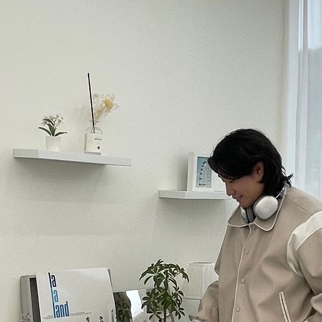 기호 on Instagram: "#광고 아이보리 레더바시티 코디 보통 레더 질감보다 부드러웠고 착용감도 편했습니다ㅎㅎ 워싱 데님과 뉴발란스 CRV 뮬로 힙하고 산뜻한 느낌 살려줬어요😎 #협찬 @standarde