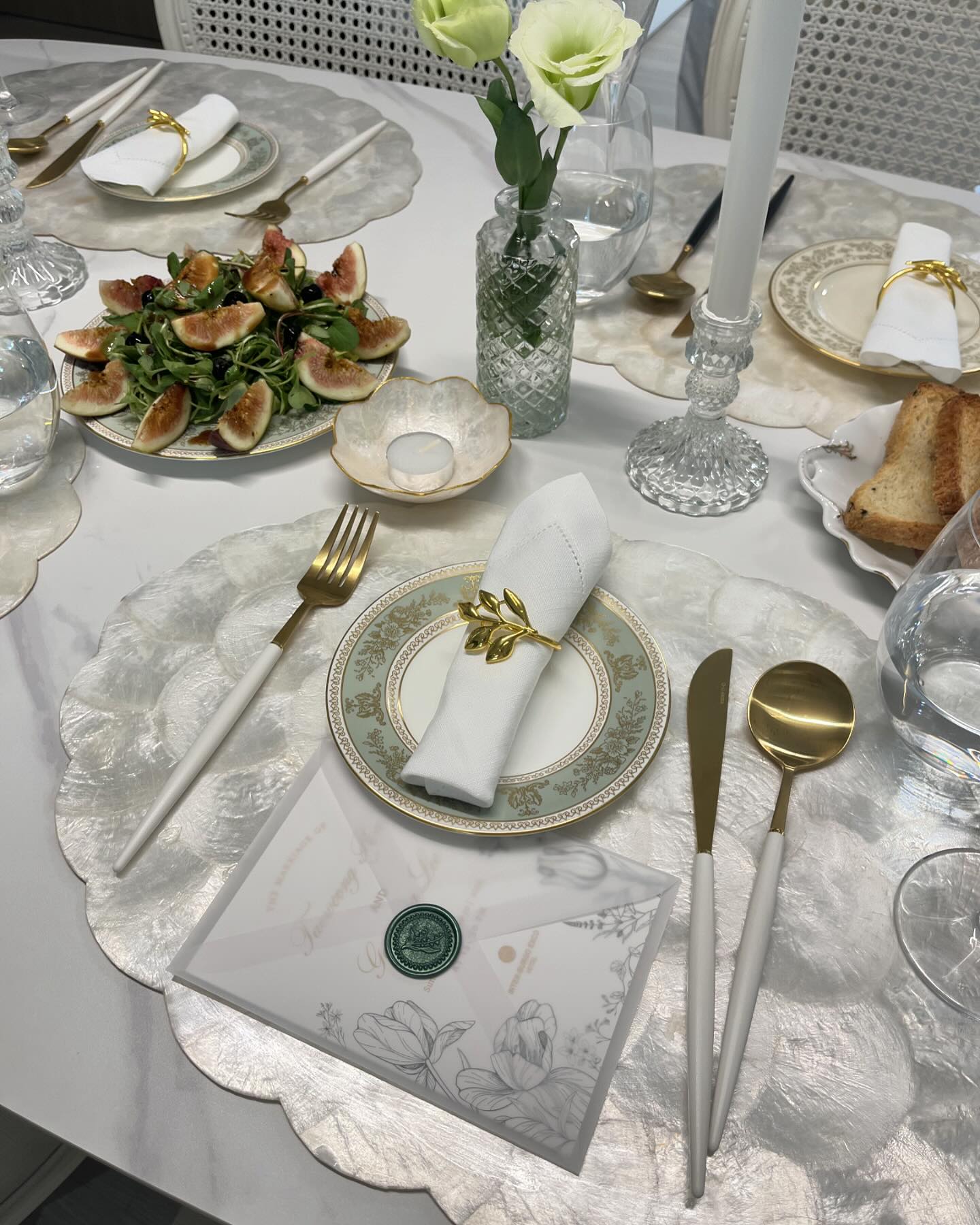 청첩장 모임 겸 집들이
디너 테이블 셋팅🍽️✨🥂💛
#tablesetting 
#dinnertable 
#신혼집인테리어