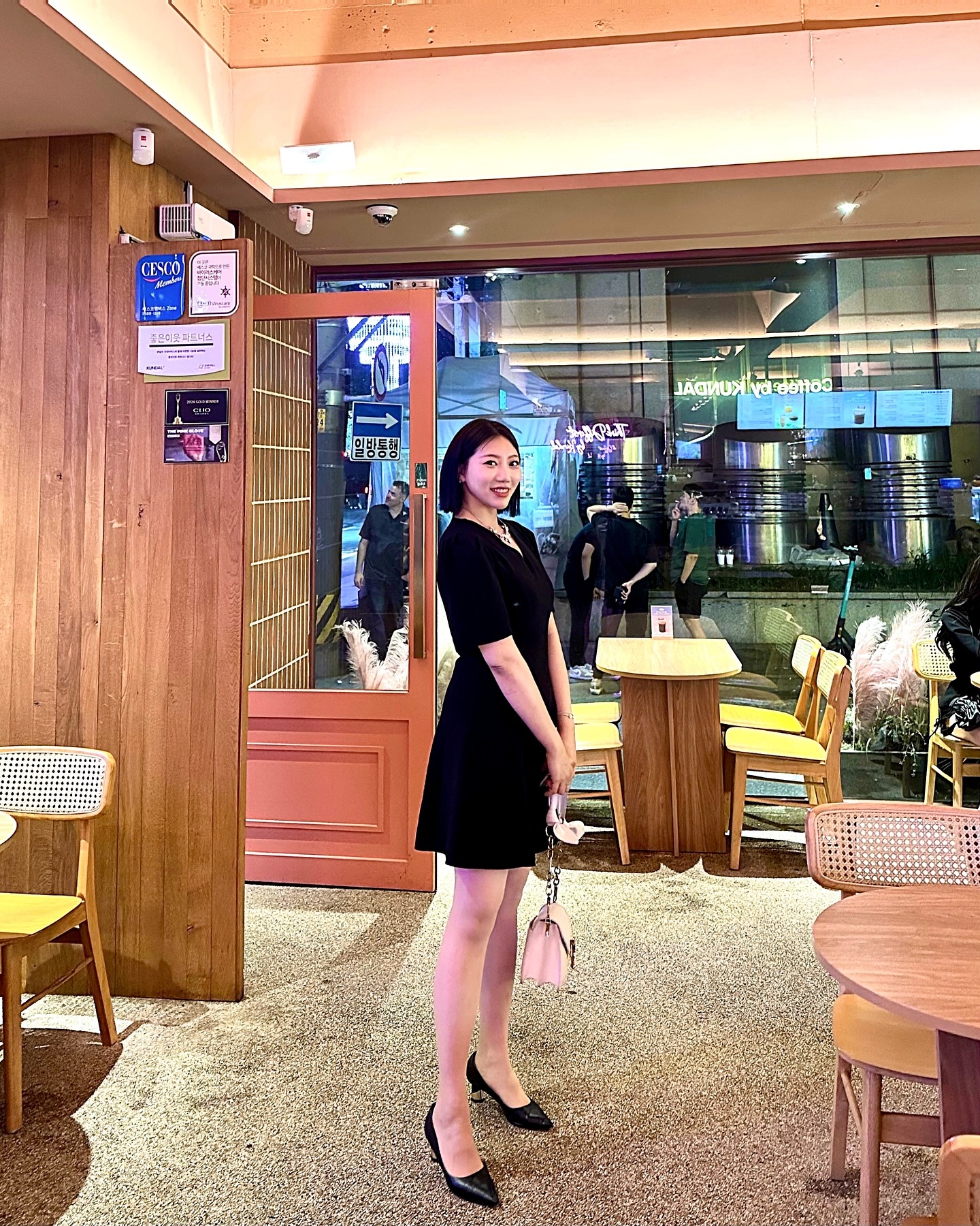 ✔️행복의 척도를 소유에 두지 말고
✔️불필요한 것으로부터 얼마나 자유로워질 것인지를 고민하고
✔️지나간 것을 지나치게 낭만화하지 말며,
✔️당장 불 가능한 것을 그리워하고 원하다 현재의 나를 불행하게 만들지 말기.

👉🏻 발 딛고 사는 곳에서 최대한의 행복을 찾고 느끼며 누리자.

이게 행복이고 이게 #진짜나를찾는시간 이지.

#힐링끝 #압구정로데오거리 #주말데이트룩 #블랙원피스 #압구정로데오카페 #좋은글귀들 #찰스앤키스