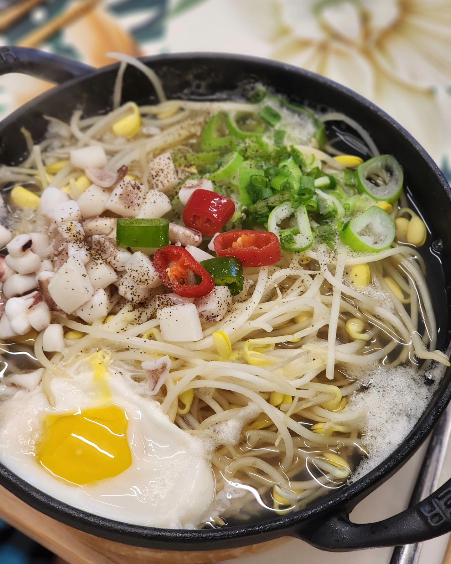 #저녁밥상 #콩나물국밥

단백질, 비타민, 혈당조절하는 성분이 가득한 콩나물과 오징어로
담백시원칼칼하게 콩나물국밥 만들기
간은 굵은소금,  국간장 쪼금 넣기
.
국물보단 건더기 위주로 먹기
뜨끈하게 1인 1완뚝하니 든든한 저녁
.
꾸준히 먹고 있는 클렌징주스 이틀치 만들어두기
식전에 꼭 먹기