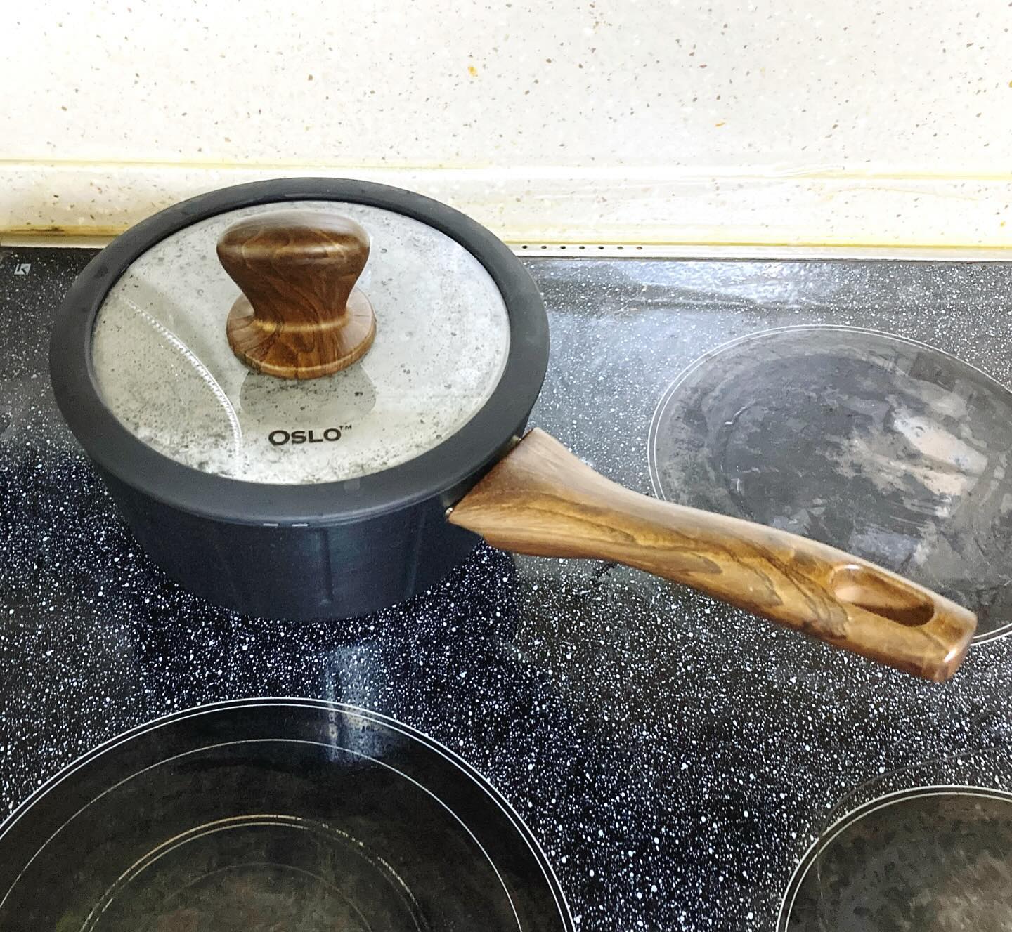 라면 끓이기에 딱 좋은 크기에요.
블랙에 우드 톤의 조화가 너무 마음에 들어요!
곡선형의 손잡이 덕분에 그립감도 안정적이에요.
짜장라면 물버릴때는 편수 손잡이가 제일 편하더라고요.

뚜껑을 닫았을때 합이 잘 맞게 꼭 닫히는 느낌이 좋았어요.
잘 눌어붙지 않는 넌스틱 코팅이 되어 있어서
특히 짜장 라면처럼 끓이다가 볶아야 하는 요리 할때 눌어붙을 염려가 없어서 너무 좋더라고요.
​

55brand_official 
#55브랜드추천인 #syeon52 
#55브랜드 #55brand #구매했다 
#오슬로 #로포텐인덕션쿡웨어 #편수냄비 
#냄비추천 #편수냄비추천 #살림템 #살림스타그램