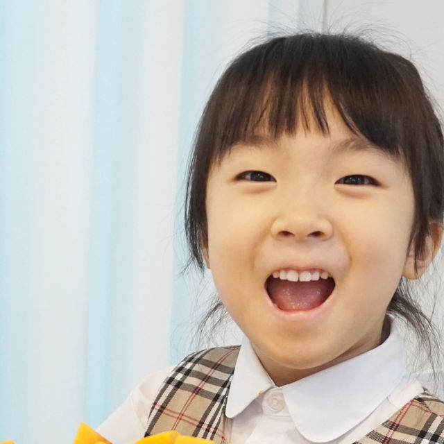  Cake Space 케이크스페이스 on Instagram: "#협찬
과일 좋아하는 수빈이가 반한 열대과일 파파야❤
국내 최초로 파파야 재배에 성공한 스위탄 파파야
무농약과 스마트팜 기술로 365일 맛과 품질이 일정하여
최상급 스위탄 품종의 생과일을 수확하고 배송하여
맛있는 열대과일 파파야를 신선하게 맛볼 수 있어요
파파야만의 열대꽃향으로 풍미가 가득하면서
담백하면서 깔끔한 달콤함이 너무 맛있어요👍🏻
멜론과 참외가 합쳐진 맛?으로 과즙도 풍부하고
과육이 엄청 부드러워서 입안에 넣으면 사르르 녹아요🤤
과육부터 뿌리까지 약용되었던 고영양 과일 파파야,
맛은 물론이고 영양까지 듬뿍 챙길 수 있는 건강 과일이예요
짙고 달콤한 풍미의 파파야는 칼로리가 낮고 당분이 적어서
아이들도, 어른들도 건강하고 맛있게 즐길 수 있어요 :)

https://bit.ly/4c6L78r
.
.
.
#스위탄 #파파야 #열대과일 #과일추천 #먹스타그램 #스위탄파파야 #과일스타그램 #맛있다 #맛있다그램 #맛스타그램 #부산맘 #부산맘소통 #육아맘 #육아소통 #육아스타그램 #애스타그램 #아이간식 #저칼로리과일"