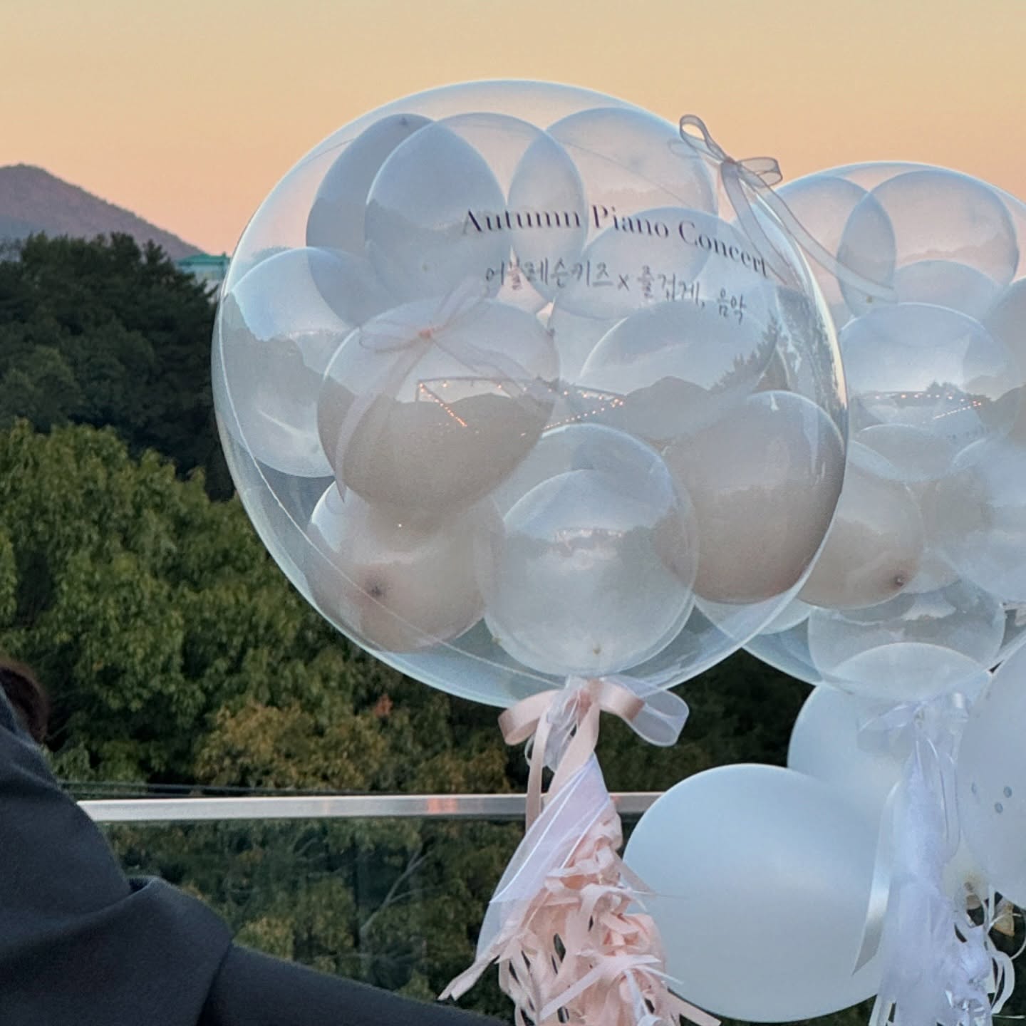 가을을 알리는 우리의 피아노 콘서트〰️🤍

벌써 4번째 연주회..🎹🩷✨
매년 함께 해주신 분들께 감사드립니다! 

그리고 준비 기간 동안 든든하게 도와 준 남편 감사합니다!🫶🏻

🫧현재 키즈 클래스 모든 시간이 마감이며, 
대기 안내 도와드리겠습니다! 감사합니다.