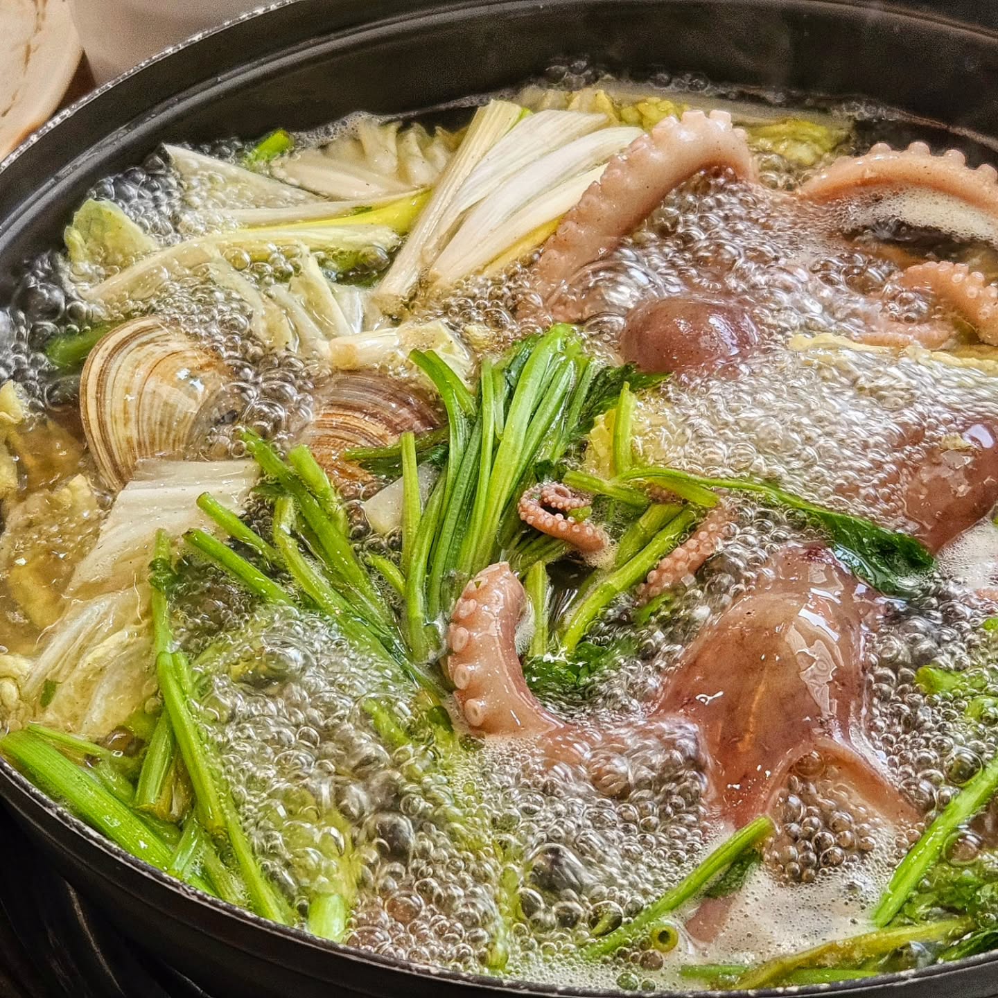 #세종일번가맛집 #무교동본가낙지 🐙
#연포탕 #낙지볶음 #해물파전

뜨끈한 연포탕이랑 국물 진하니 대박이다 ㅎㅎ
낙지볶음에 밥 비벼먹고 해물파전까지~
몸보신 제대로 하고옴!

#연포탕직먹직찍 #세종맛집 #어진동맛집 #세종어진동맛집
#직먹직찍in세종 #세종일번가