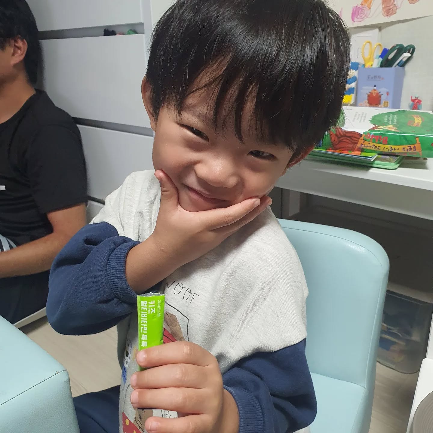 #제품제공받음😍 #김석진랩 #키즈멀티비타민톡톡 

김석진LAB 키즈멀티비타민톡톡은 맛도 상큼하면서 새콤하면서 맛있는데
재밌는 키즈멀티비타민 이더라구요~왜냐면 팝핑캔디가 들어가 있답니다!
그래서 입안에 들어가자마자 톡톡하고 터져요~
그래서 그런지 비타민 같지 않고 사탕 먹는 느낌!
하지만 성장기어린이들이 먹는 멀티비타민이라는거~
먹자마자 "또줘!"했는데 하루에 한포씩 먹는거라고 얘기해주니까 수긍하드라고요.
비타민A, B2,C,D와 눈건강에서부터 뼈건강까지 한번에 지킬 수 있어요.
그리고 성장기 어린이들이 섭취해야할 필수 영양 4종으로 맞춤 설계되어 있어요ㅎㅎ

#김석진lab키즈멀티비타민톡톡
#팝핑멀티비타민
#샤인머스캣맛 
#성장기영양제 #눈건강 #뼈건강 #한번에 #멀티비타민