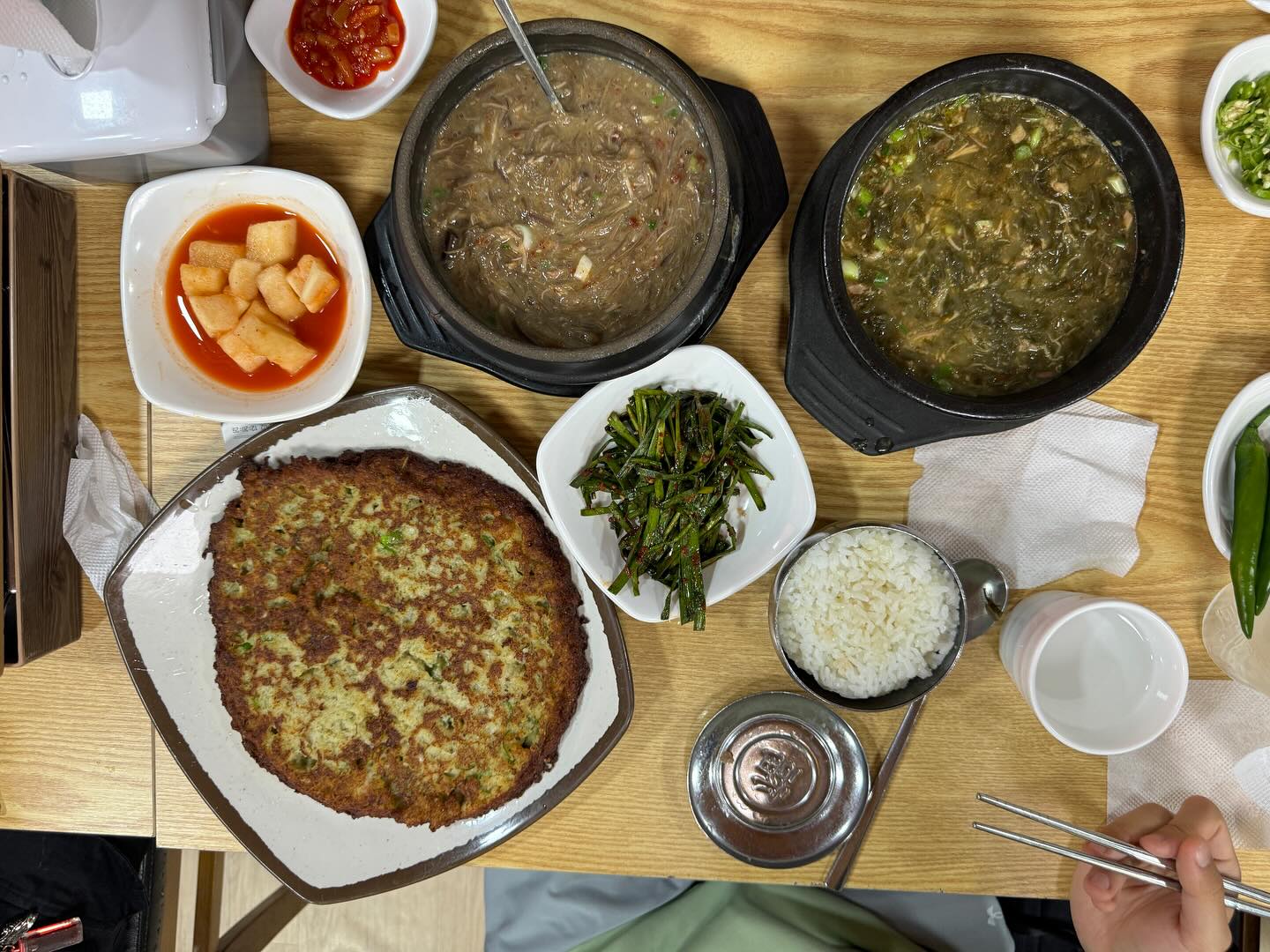 #❤️ .
사람들이 많이 찾는 곳엔 이유가 있다😍

🔥우진해장국🔥
 📍제주 제주시 서사로 11
 ⏰ 매일 06:00~22:00(택배접수 9시~17시까지/공휴일 제외)
 📞064-757-3393
 📺2TV생생정보 916회, 19.10.09.2019년 10월 9일 고사리육개장
 📺수요미식회 21회, 15.06.17.2015년 6월 17일 고사리육개장

📋MENU📋
 고사리 육개장 10,000₩
 몸국 10,000₩
 녹두 빈대떡 15,000₩

 제주를 찾는 모든 사람들이 꼭 들리는 해장국 맛집🤩
 웨이팅이 길지만, 번호표 뽑고 제주 시내 구경을 하다가 딱 먹으러 가서 좋았다😊

 여러 식당에서 고사리 육개장을 먹어봤지만 우진해장국 만큼 맛있는 곳은 아직 찾지 못했을 정도로 진하고 맛있었다👍👍

 얼큰란 몸국은 전 날 과음에 지친 몸을 풀어주는 느낌🔥🔥

 추가로 주문한 빈대떡은 한 잔 안할 수 없는 맛🍻
.
.
.
.
.
#제주여행 #제주도여행 #제주맛집 #제주도맛집 #제주공항근처맛집 #제주공항근처가볼만한곳 #제주시내맛집 #내돈내산 #내돈내먹 #내돈내산맛집 #우진해장국 #고사리해장국 #몸국 #고사리해장국맛집 #제주향토음식 #제주맛집추천 #제주내돈내산맛집 #제주여행필수코스 #먹스타 #맛스타그램 #먹팔맞팔 #맛집스타그램 #제주먹스타 #사진 #제주로컬맛집 #제주해장국 #🍽️ 

#ezc_맛집_한식