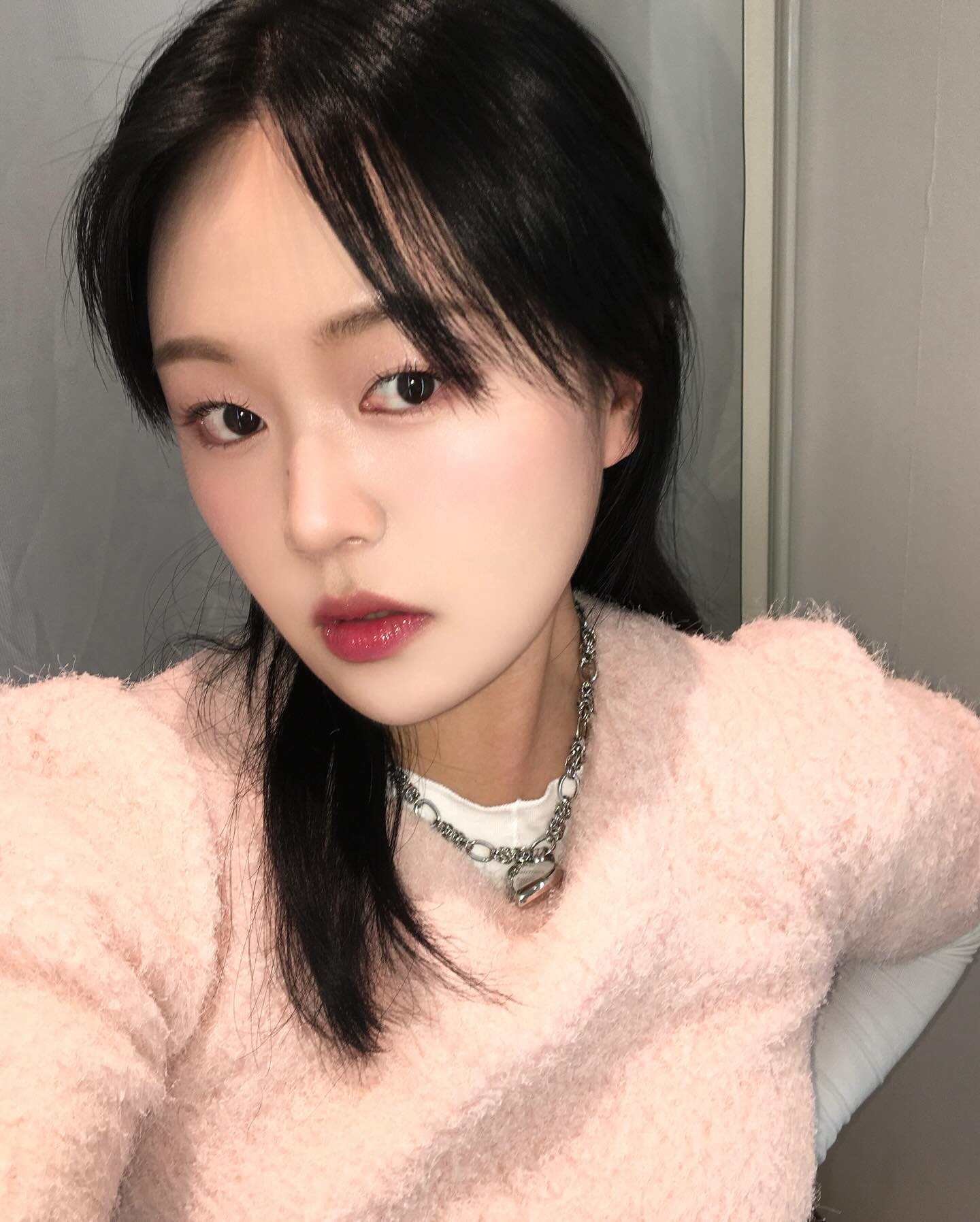 #협찬 요날 메이콥 너무 이쁘지않나요,, 🩷

해운대에 있는 프라이빗 메이크업샵 더 블룸(bloom_by_junie )에서 메이크업 레슨받고 왔어요!!💗

전 평소에 메이크업을 자주 하고 오래 해 왔지만, 배울점이 너무
많은 클래스였어요..🥹 근자감 만땅이었던 나 반성해,,

특히나 기초부터 꼼곰하게 단계별로 알려주시고 내 얼굴에 맞춰서
잘 어울리는 개인 맞춤 메이크업으로 컨설팅 해 주시니까
화장이 어려운 초보자분들이 받아보시면 너무 도움 될 것 같은 
클래스에요👍🏻✨

100% 예약제로 진행 되고 있으니 방문 전 예약은 필수입니다‼️

너무 친절하신 원장님께 메이크업 레슨받고 평생 쓸 수 있는
메이크업 꿀팁 전수받아보세요 💖〰️

#부산메이크업 #더블룸 #마린시티메이크업 #해운대메이크업 #센텀시티메이크업 #장산메이크업 #데일리메이크업 #메이크업 #원데이클래스 #더블룸메이크업 #더블룸속눈썹 #장산메이크업