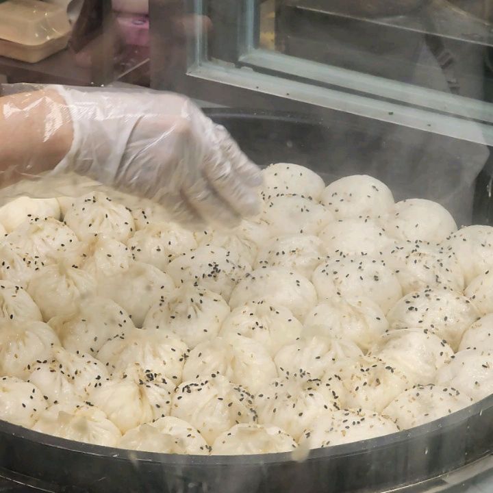 서면 롯데백화점 부산본점 #구오만두 팝업 
반반 한판 2.2만원 주고 주문. 1번 먹은걸로 족함.
육즙도 있고 다 좋은데 난 얇은피 만두파인듯 
그냥 고기 찐빵에 밑에 살짝 구운건데 주말이라 하나도 안바삭함 
걍 찐만두였음.... ㅜㅜ