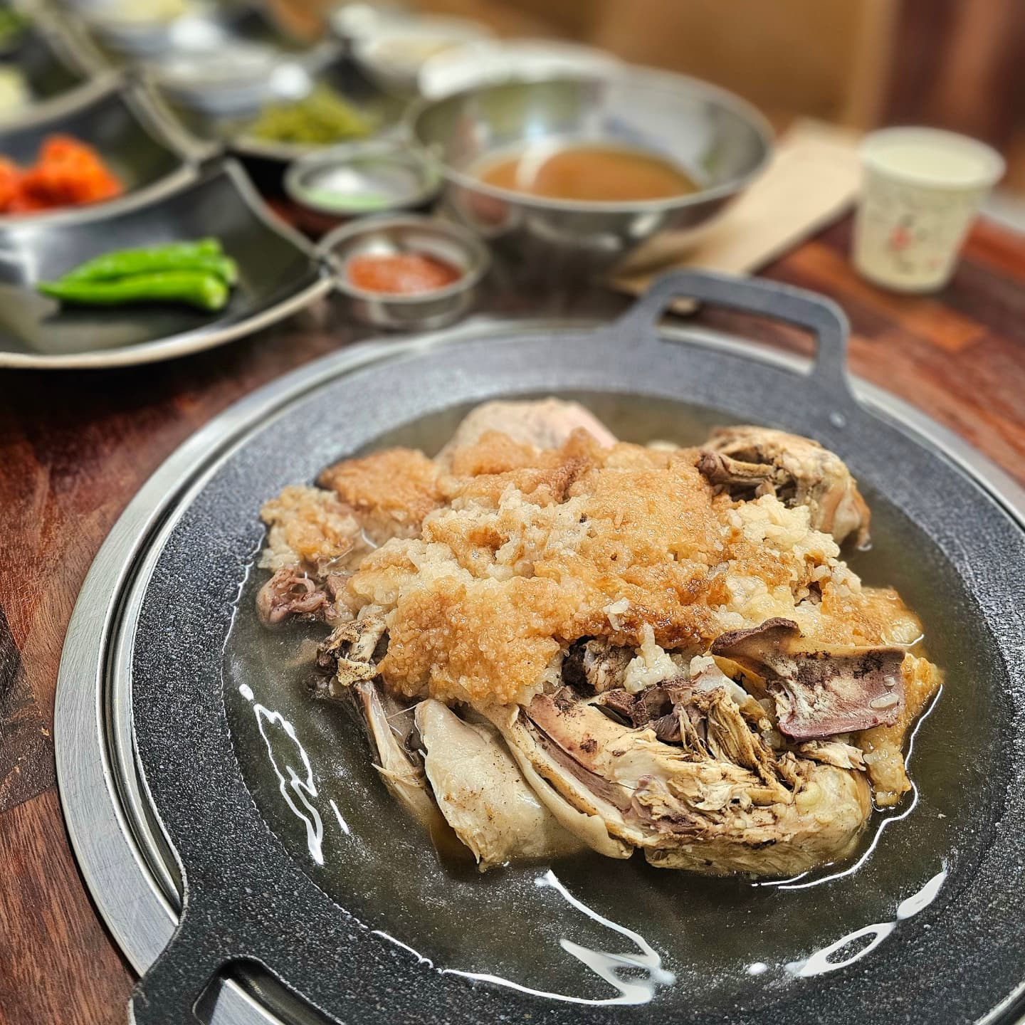 갑자기 쌀쌀해진 날씨!
뜨끈한 국물이 일품인 누룽지닭백숙
쫀득하고 부드러운 누룽지와 함께먹으니
더욱 찰떡 ㅎㅎㅎ
아이들도 잘먹고~~~ 최고의 만찬 💙
해물탕도 맛있지만 백숙도 최고라구 ㅎㅎㅎ
확장이전해서 주차도 엄청 편하고 매장도 넓고
룸으로 되어있어서 좋아 😁
#대구팔공산맛집 
#대구팔공산백숙
#팔공산벽우
#팔공산룸식당