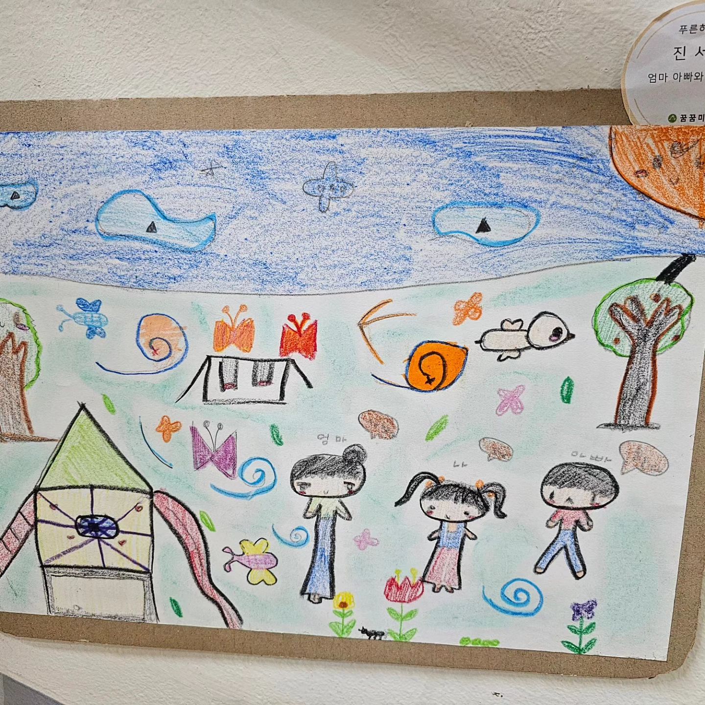#떠연그림

ㅤㅤ
울애기 그림🫶

1. 동생의 존재를 알기전
2. 동생이 생긴걸 알았지만 성별을 몰랐을때
3. 여동생이란걸 알고난후

셋👨‍👩‍👧에서 넷👨‍👩‍👧‍👧으로 완성❤️

틈나면 엄마배에 손대고 얘기하고
어린이집에서 뭐했는지 얘기해주고
자기전에는 잘자라고 인사해주는 겸댕이 첫째👧

든든하다 울애기🤍
베리는 좋겠다 언니가 서여니라서👶❤️👧

ㅤㅤ

#내새끼들사랑해❤️
ㅤㅤ