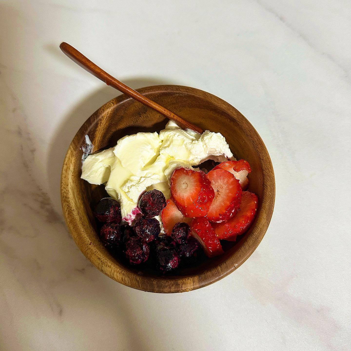 내가 만든 그릭요거트 🍦 + 내돈내산

#베어그릭스 제품을 사용했어요!

서울우유 더 진한 플레인 요거트를 넣어서 8시간정도 유청을 빼줬어요! 

그 후에 스프링으로 눌러서 하루정도 놔두면 꾸덕요거트 완성..🤍

그릭요거트는 사먹을 때 마다 부담이였는데 매일 아침으로 그릭요거트를 먹게 되어서 행복함😍

#그릭요거트 #베어그릭스 #베어그릭스유청분리기 #그릭요거트 #그릭요거트맛집 #그릭요거트만들기