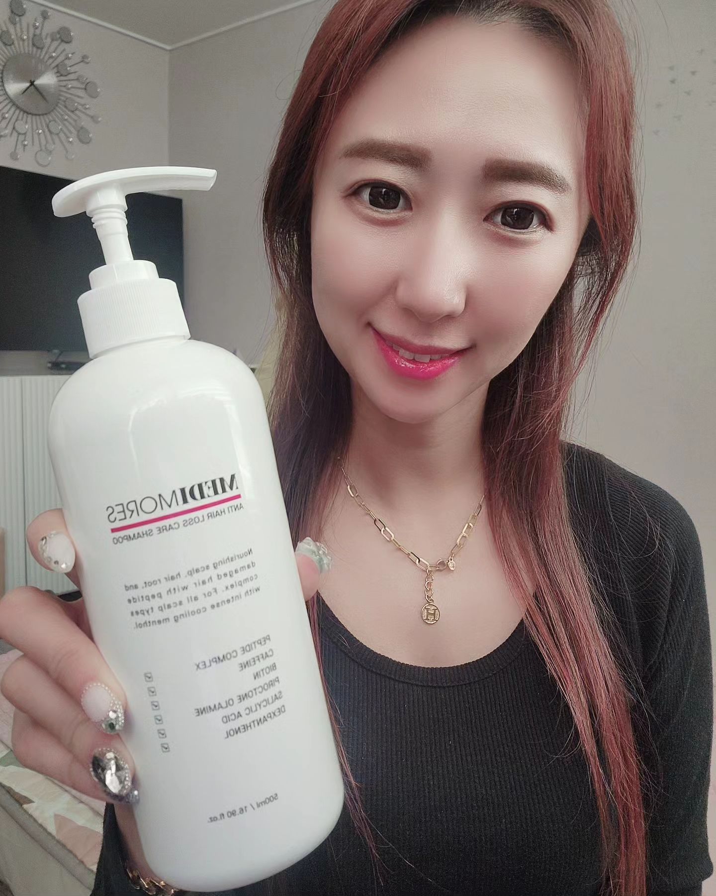 #협찬 메디모어스 탈모완화 샴푸🧖‍♀️

20종 유해성 무 첨가 테스트 완료를 거친 탈모 증상 완화 샴푸!!
뿐만아니라 두피,모발에 영양까지 준다니 너무 좋네요~🥰
쩡이가 늦은나이에 결혼하고 바로 임신된거 아시쥬?ㅎㅎ😁
임신하면 머리가 많이 빠진다는
소리도 많이 들었고 임산부는 아무거나 쓰면 안된다해서 안그래도 임산부사용가능한 샴푸 찾았거든요~*^^*
#메디모어스탈모완화샴푸 딱 협찬받았지모예요~🤩
멘톨성분도 들어있어서 인지 샴푸후 시원하고 상쾌하더라구요👍👍
멘톨성분이 두피열과 두피진정에도 도움되는건 아시쥬?
저 지성이라 에벌샴푸후 본샴푸 2번하는데요
이샴푸는 거품도 풍성하게 나서  1번만했어요 유후~~💕💕
향은 은은한 로즈랑 부드러운 머스크향 같아요~😄
두피,모발영양을 위한 20가지 식물유래 추출물 성분으로 임산부, 수유부까지 사용할 수 있는 약산성 헤어제품 이예요~
더믿음이 팍팍 가는건 인체적용 시험 완료된 상품으로 실제 모발 빠짐이 감소하는 효과도 확인한 제품이랍니다~~👏👏
임산부 뿐아니라 탈모로 고민하시는 분들
너무 좋을꺼같아요~
메디모어스 두피브러쉬도 굿!! 손으로 문지르는것보다 두피브러쉬 사용하면 마사지효과도 있고 더 시원하답니다😉
.
medimores_official
.
 #메디모어스 #medimores #샴푸 #두피 #모발 #윤기 #헤어케어 #헤어관리 #두피관리 
#두피건강 #임산부샴푸 #탈모샴푸 #순한샴푸 #약산성샴푸 #지성두피샴푸 #두피케어샴푸
