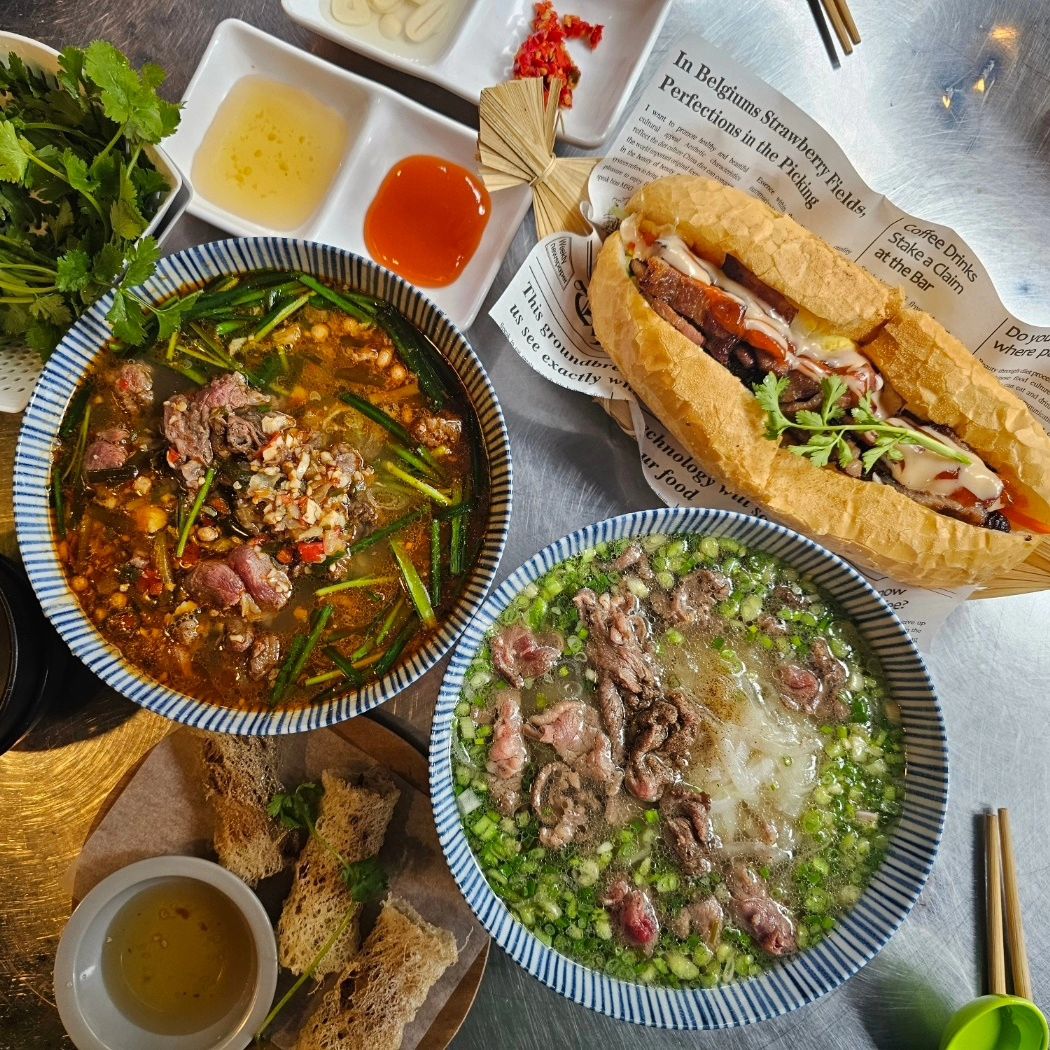 .
하노이어이 구시청점 
광주 베트남쌀국수 맛집 하노이어이가 구시청에도 있어용✌️
진짜 베트남 음식 제대로 먹고 싶다면 하노이어이로 꼬우😉
 
진한 국물의 쌀국수, 반미 등 베트남 음식 다 너무 맛있음
메뉴들이 모두 다 사랑이야🫶
종류별로 다 먹어보고 싶당😍
.
.
.
#하노이어이구시청점 #하노이어이 #구시청맛집 #광주베트남쌀국수 #광주베트남음식 #광주베트남 #베트남쌀국수 #광주시내맛집 #광주맛집 #맛스타그램 #먹스타그램 #푸드그램 #푸드스타그램 #food #foodstagram
