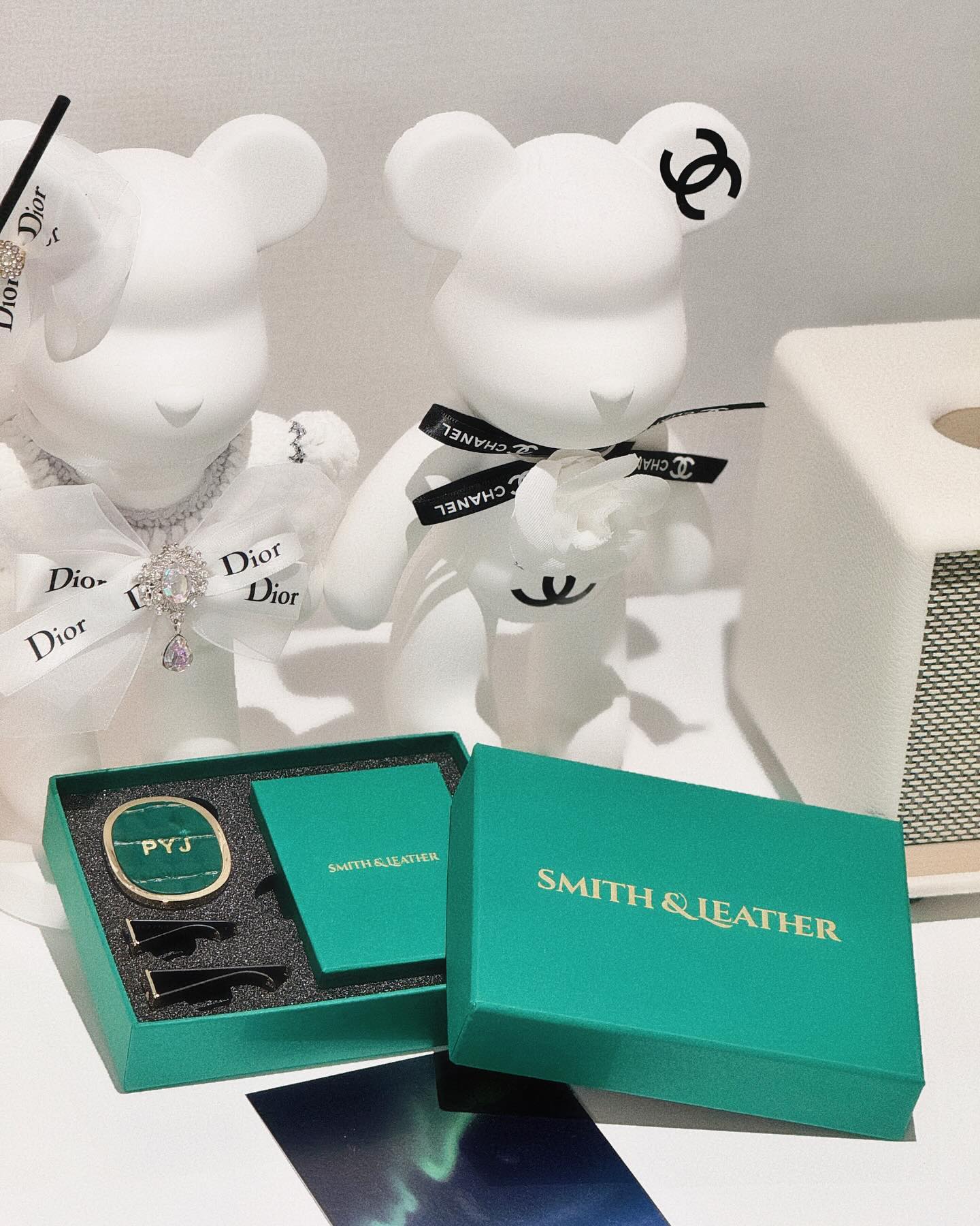 #협찬 
’스미스앤 레더‘ 커스텀 차량방향제
🏷️ smithleather.official
⠀
키링으로 완전 만족하면서 사용하고있는 브랜드에요!
⠀
요즘 지인들이 차에 탈때마다 향 너무 좋다고 물어보는데
향기가 은은하게 퍼지는 발향력이 좋아서
금방 차안에 향이 퍼져서 너무 좋더라구요
⠀
가죽 브랜드 답게 가죽과 금속으로 이루어진
이 고급스러운 느낌이 너무 예뻐요ㅎㅎ
⠀
옵션 구성이 다양하여 향과 컬러, 가죽 등 조합에 따라서
“40가지 옵션”이 나올 수 있어요!
저는 이니셜로 깔끔하게 :)
⠀
저는 더현대서울에서 매장에서 직접 방문했었는데
당일 바로 빠르게 제작해줘요!
스마트스토어 홈페이지에서도 구매 가능..🤍
⠀
⠀
⠀
⠀
⠀
#스미스앤레더방향제 #스미스앤레더차량용방향제 #첫차선물 #스미스앤레더 #차량용방향제 #자동차용품 #차량용품 #차량용방향제추천 #자동차방향제 #자동차방향제추천 #차량방향제
⠀