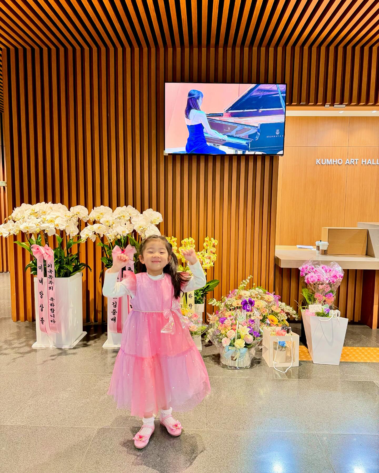 🎹
사랑하는 동생의 귀국독주회 💜

처음보는 이모모습에 
신기하고 좋은 애기둘 🤗
클래식피아노 처음보는 다니엘은
엉덩이가 들썩들썩 ㅋㅋㅋㅋ

축하해 내동생 ❤

오랜만에 온 연대는 더 좋아졌구나 ㅋㅋㅋ
비가 많이 와서 할수없었던 연대탐방 
다음기회에 ㅋㅋㅋㅋ

#금호아트홀 my.pianistin
