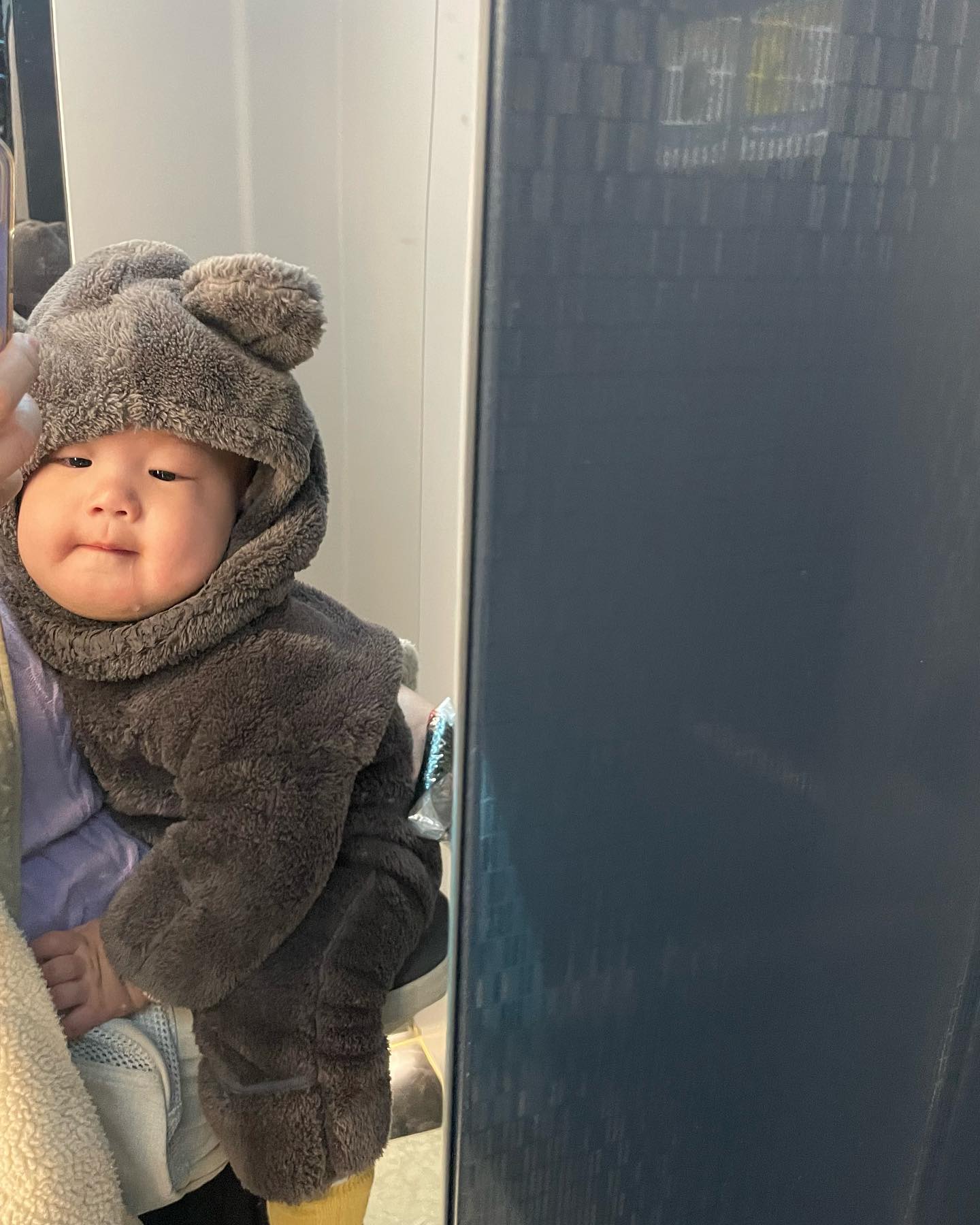 23.11.24
나 깅지으 .. 꽃 주능 남자 .. 🌷💐
엄마네 오랜 손님인 누나가 발표회를 한다기에 꽃 준비해 갔는데.. 발표라 해서 웅변을 생각한 90년대생 엄마..!
밸리댄스 추는 모습에 찌우도 엄마도 흥겨웠다고 한다 😆☺️
곰돌이 옷 입은 지우도, 예쁜 옷 입고 춤 춘 봄이누나도 예뻐서 기록🩷