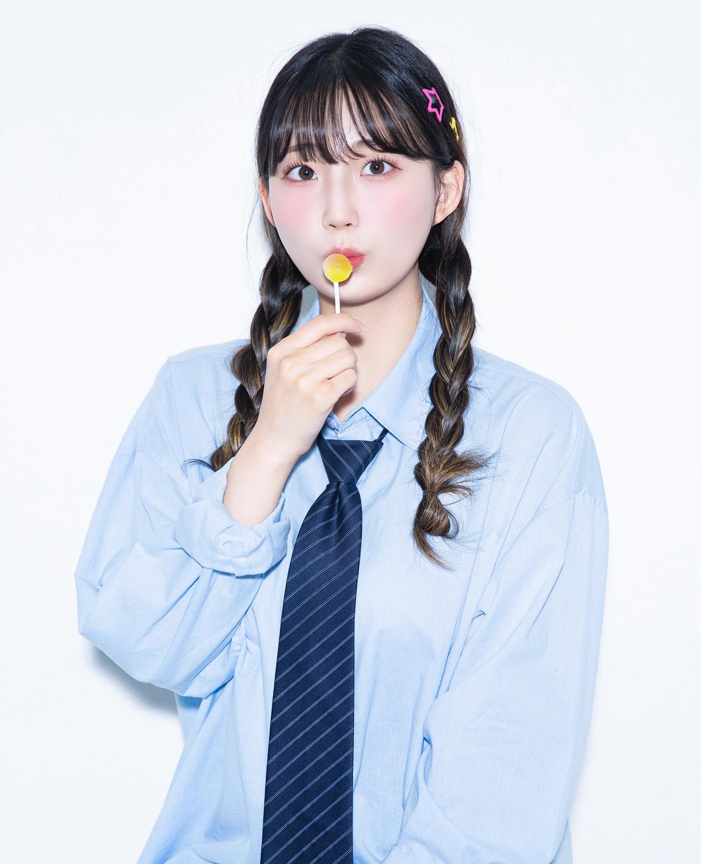 나이 한 살 더먹기 전에 교복입고 사진찍기 😅🩵

언제 양갈래에 사탕을 들고 찍어보겠어 !!🍭🍬
작가님이 머리 손질 부터 포즈, 소품까지 다 준비해주셔서 
편안한 분위기에서 좋은 추억 만들고 왔당 📸
사진들이 다 잘 나와서 긱시크 컨셉은 다음 피드에 슈슝 📩
(메인사진 고민 짱짱마니 했움 🥲)

곧 친구들이랑 여행가는데 여권사진도 여기서 찍어야지 〰️🩵