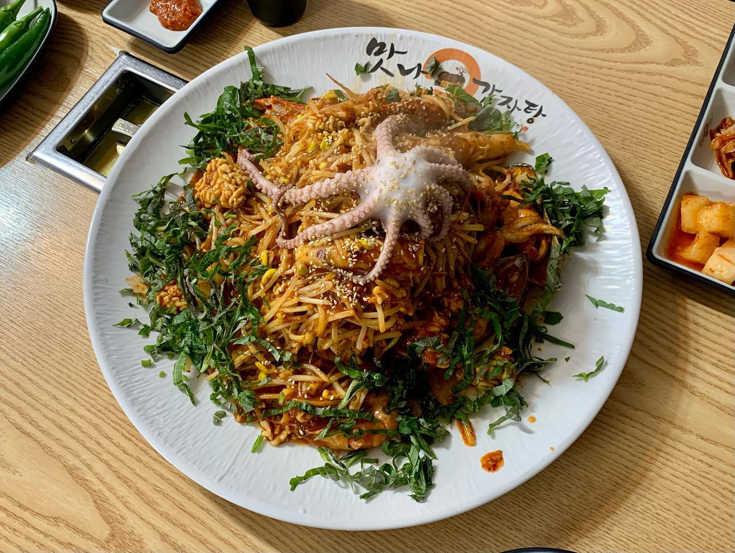 💛 #계룡맛집 #맛나감자탕 

계룡 맛집으로 유명한 맛나감자탕 본점에 다녀왔어요❗️

등뼈가 아닌 목뼈를 사용해서 더 푸짐하게 즐길 수 있고 
또 그냥 수돗물이 아닌 알칼리수를 사용해서 조리하는 곳이에요~! 

감자탕도 유명하지만 저는 오늘 해물목뼈찜을 먹었는데 신선한 해산물이 가득하고 아삭한 콩나물도,, 넘 맛나는고야,,❤️

매장이 넓어서 연말에 모임이나 회식하기도 좋은 장소로 추천합니다용😆

📍충남 계룡시 금암동 15-5
📍11:00 - 21:40 (B.T 14:30 - 17:00/ L.o 21:00)

#계룡시맛집 #계룡역맛집 #계룡맛나감자탕 #맛나감자탕본점 #계룡모임 #계룡회식 #계룡외식 #계룡가족외식 #계룡맛집추천