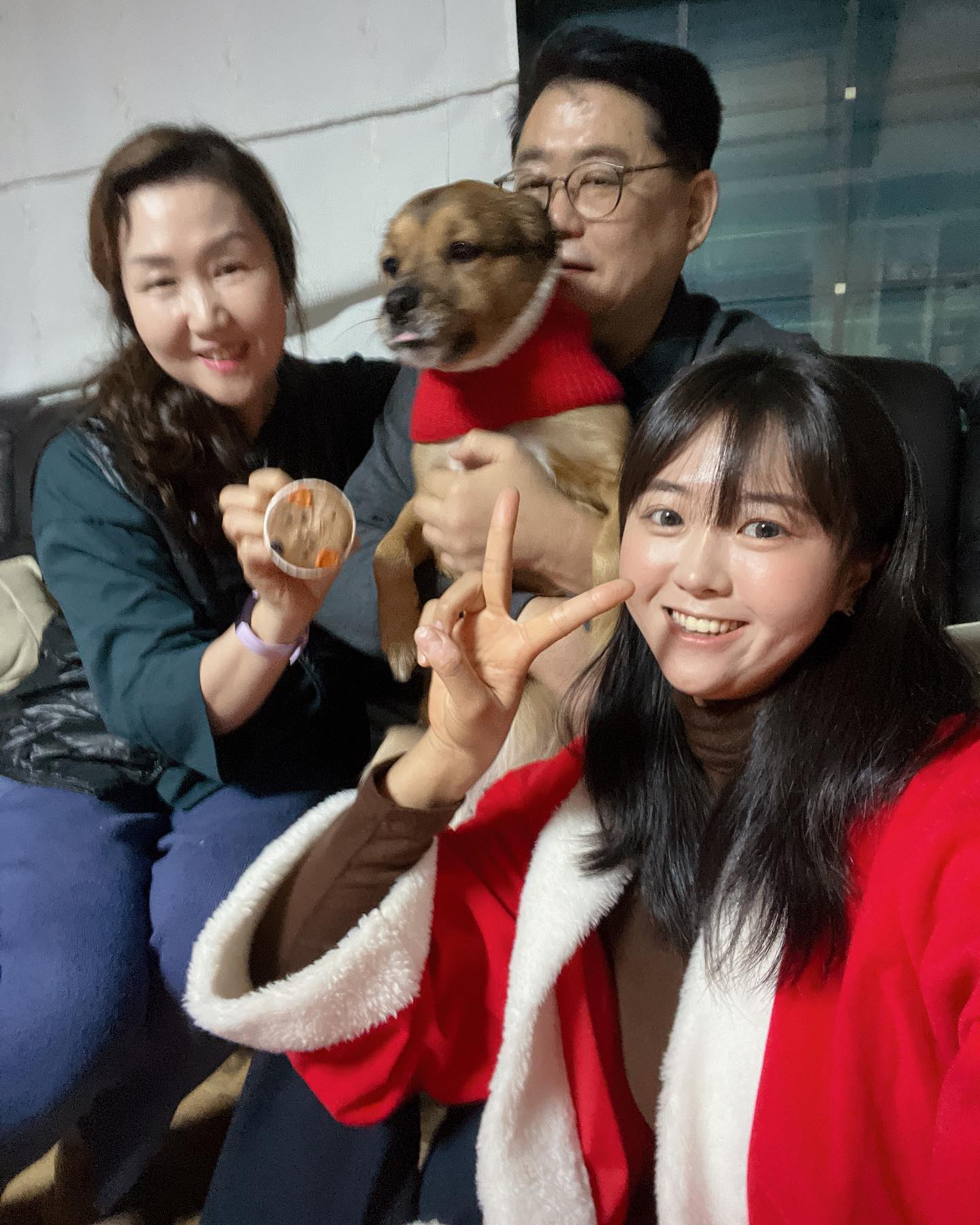 사랑이 가득한 따뜻한 연말〰️💝💝💝
선물 같은 하루‼️💯❤️ 그래 바로 이거지🎄🫶🏼🐶👧🏾👩🏻👨🏻(👦🏻사진에 없는 준규오빠도 함께해~💓)

누룽지 3살 축하해🦦🤎🤎🤎
우리 룽공주, 건강하게 오래오래 살자~~🫶🏼