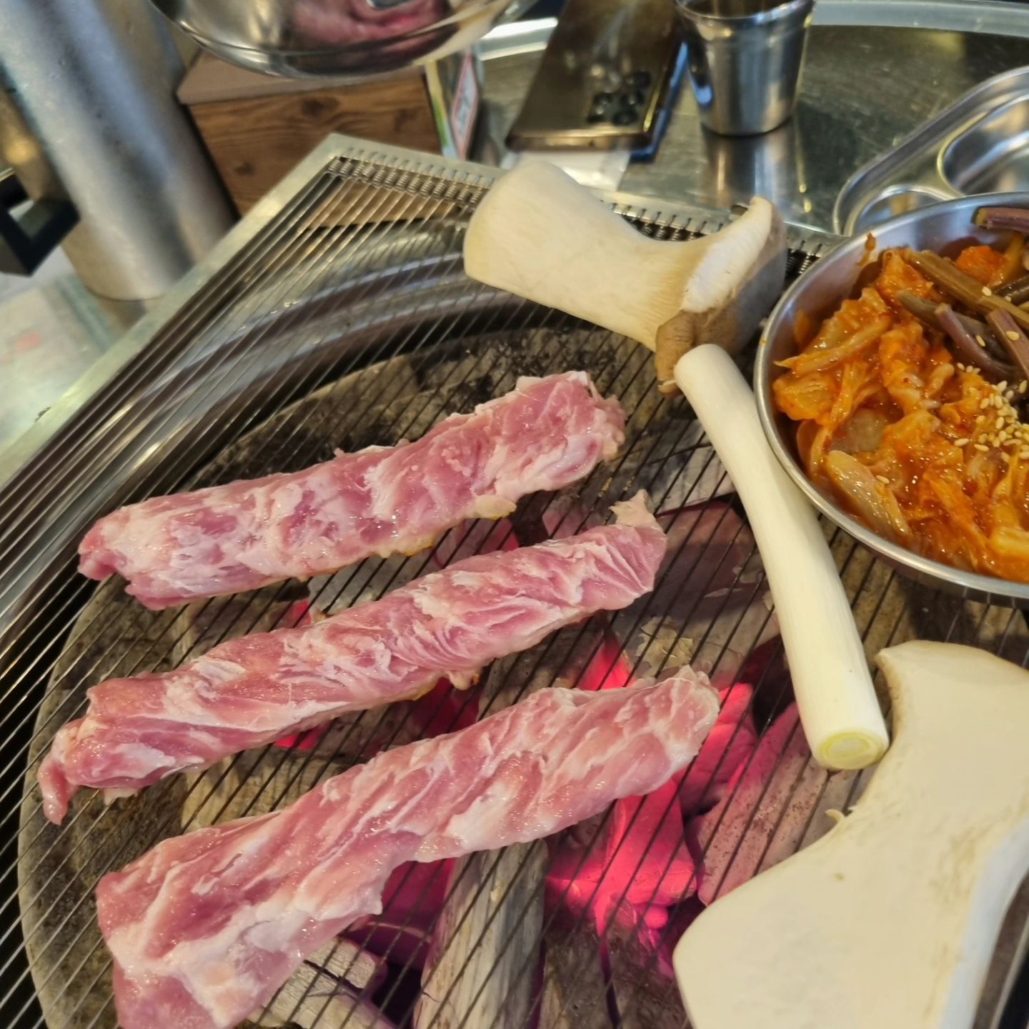 #협찬
9월은 기념할일도 많고 외식할일도 많은듯 🍽
그래서 우리는 고기를 자주 먹게되는데
신천에 맛있는 고기집이 너무 많지만, 특히 신돈 !! 👍
고기집 참 많이 다녀봤지만 퀄리티면 퀄리티, 서비스면 서비스, 
맛까지 여러모로 칭찬하자면 입 아플 곳 ㅋㅋㅋ 직접 구워주셔서
먹기만 해서 편하기도 했지만 테이블당 1인분밖에 주문 안되는 돈꽃살은 육즙 팡팡에 입에 넣자마자 없어지는 매직 🎩
통갈매기살 , 서비스로 나오는 돼지껍데기 까지 모든게 완벽했음👏👏
#여긴내돈내산
#내맛집에저장 #잠실신돈 veteran_fnc_ceo

ㆍ

ㆍ

#잠실새내맛집 #잠실야구장맛집 #잠실새내고기집 #잠실새내삼겹살 #잠실새내회식 #잠실삼겹살 #잠실새내데이트 #잠실특수부위 #잠실고기집 #잠실회식 #스토리앤체험단 #스토리앤미디어