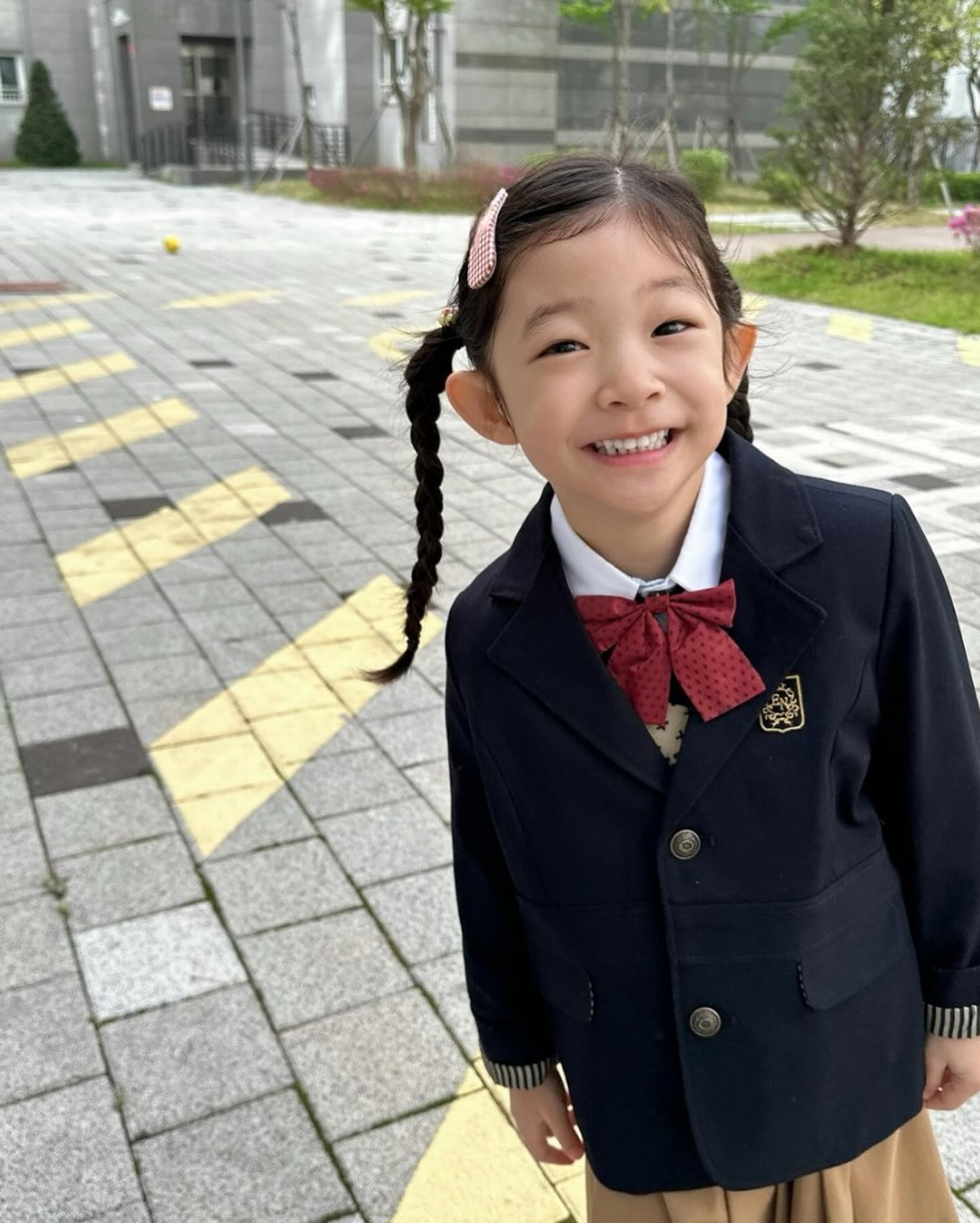 ⠀
셔틀버스를 타고 다니는것부터
사소한거 하나까지 걱정이 앞섰던
유치원 생활이였는데 한달이 훌쩍 지난 지금,
내 걱정과는 다르게 너무 잘하고있는 대견한 우리딸🩵
⠀
너를 믿고, 나 자신을 믿어주며
우리 지금처럼 앞으로도 잘해보자!
⠀
#유치원생활
⠀