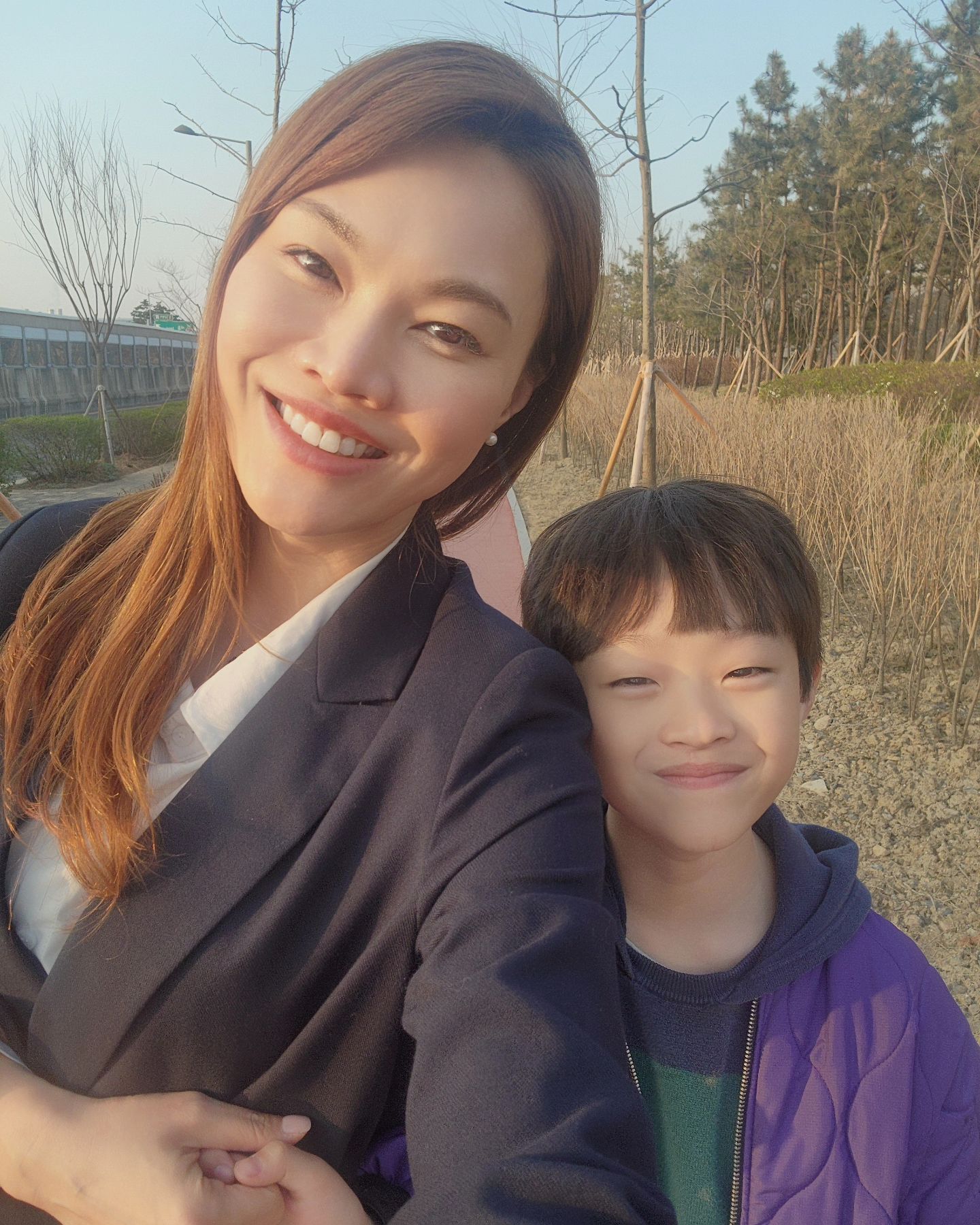 오랜만에 수호랑 걷기^^
요즘따라 너에게 자주 미안하다...
음 ...
내일은 좀 더 나은 엄마가 되어볼게!^^
#일상 #봄