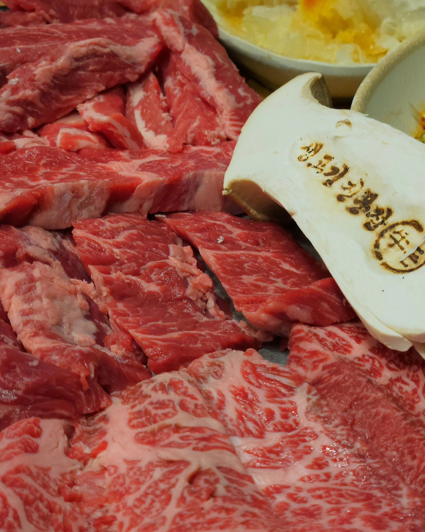 #협찬 :)

수원에서 질 좋은 소고기 1kg 뿌시고 온 썰 푼다..😋

🚩 경기 수원시 장안구 팔달로247번길 41 (영화동) ❤️우돈❤️ 의 대표 메뉴인

소 한마리 1kg (3~4인) -  한우등심+살치살+안창살+갈비살+부채살+차돌박이 

돼지 한마리 1kg (3~4인) -삼겹살+오겹살+목살+항정살+가브리살+대패삼겹살

가 있었지만 사이드 메뉴에 육회가 보여 육회랑 함께 구성 된 

소한마리+한우육회 1.2kg 6개의 모둠으로 구성되어 있는 소한마리+한우육회를 주문하여 먹어보았다!

가볍게 차돌박이부터 구워 입맛을 돋군 후 메인 6가지 부위와 육회를 먹었는데 말모말모.. 너무 맛있어❤️

고기 자체가 신선하고 다양한 밑반찬들도 너무 맛있었다. 셀프바에는 신선한 쌈채소와 식후에 먹으면 딱 좋은 매실과 커피가 준비되어 있었고 커피머신도 있어 취향에 맞게 골라서 먹으면 좋을 것 같았다!

우리는 저녁에 방문하여 💚매실💚을 먹었는데 새콤달콤 너무 맛있었당😋

우리는 차로 다녀왔는데 주변 교통이 편리해 🚶‍♀️‍➡️🚶‍➡️뚜벅이들에게도 좋을 것 같다!

주변 교통도 잘 되어 있고, 밥 먹고 주변 화성행궁 구경하거나 행궁동 카페거리 가서 차 한잔 마시며 도란도란 데이트하기에도 너무 좋을 것 같은 아주 좋은 위치의 ❤️우돈❤️ 이번주 데이트 코스로 추천드려요😍

#협찬 #수원화성맛집 #수원영화동맛집 #수원북문맛집 #수원장안구맛집 #영화동고기집 #영화동삼겹살 #영화동소고기 #수원소고기 #수원삼겹살 #수원고기집 #수원화성데이트 #수원행궁동데이트 #우돈