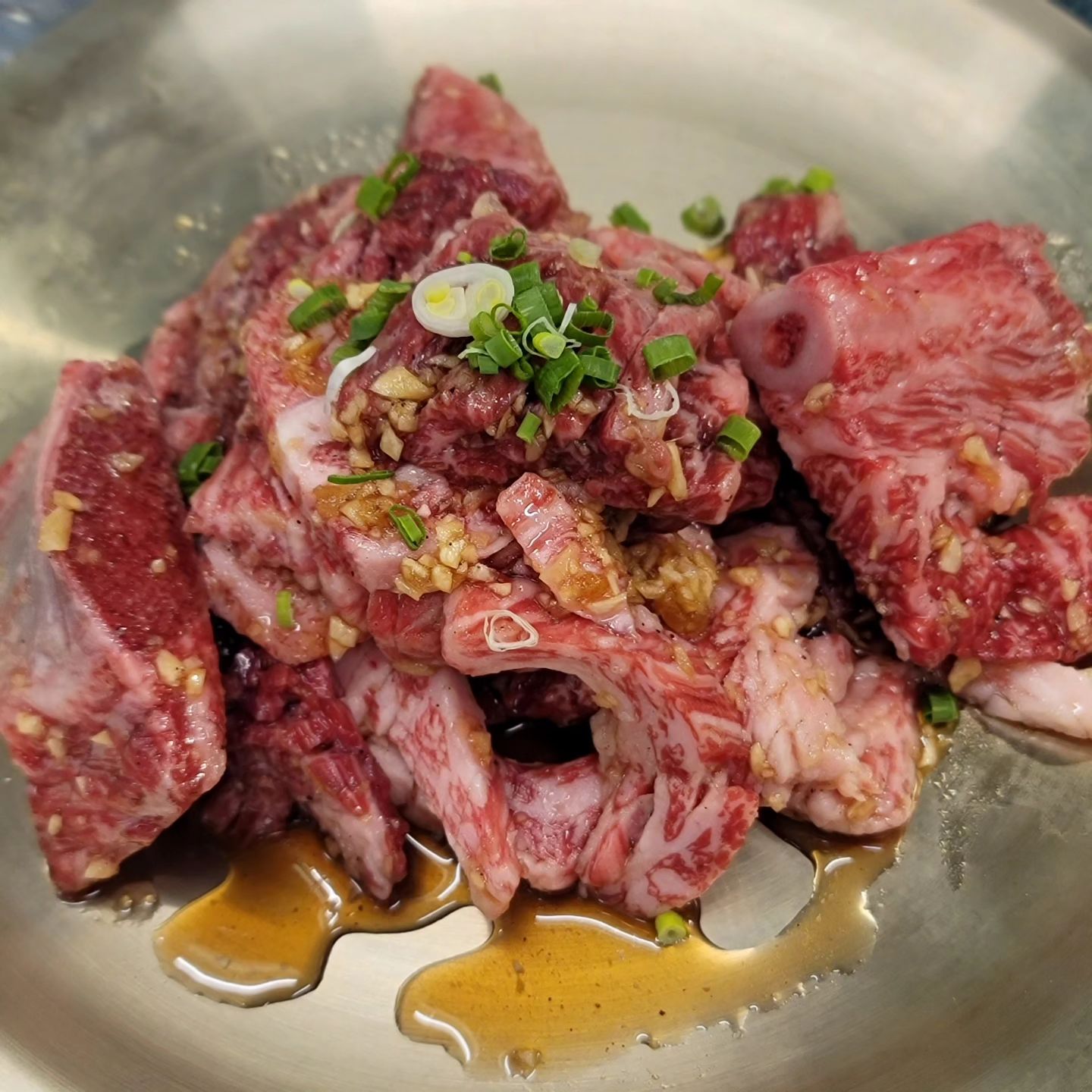 #협찬 #리뷰노트 #헬리오시티맛집 #헬리오시티한우 #헬리오시티돼지갈비 #해운대연탄생갈비송파가락점 #송파맛집 #송파고기 #잠실맛집#잠실고기

헬리오시티앞 깔끔한 분위기에서 고기를 구워 먹을수 있는 해운대연탄생갈비 송파가락점!

사장님이 고기를 1+ ~ 1++ 만을 고집하셔서 최고의 질에 입에서 살살녹는 양념갈비를 먹고 왔는데요👍

같이 나온 국과 물냉면까지 한순간에 뚝딱 먹을 정도로 맛있어서 또 생각나는 헬리오시티 찐 고기맛집😃

위치: 석촌동 276-12 
주차는 근처 책박물관이 편해요
