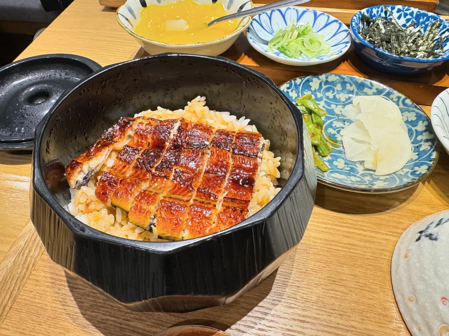 #장어덮밥 먹고싶어 갔는데,
개인적으로 여긴 장어가 너무 비실비실해서 실망..🥲

#여의도점심 #맛집공유 #먹는데진심인편 #함루여의도점