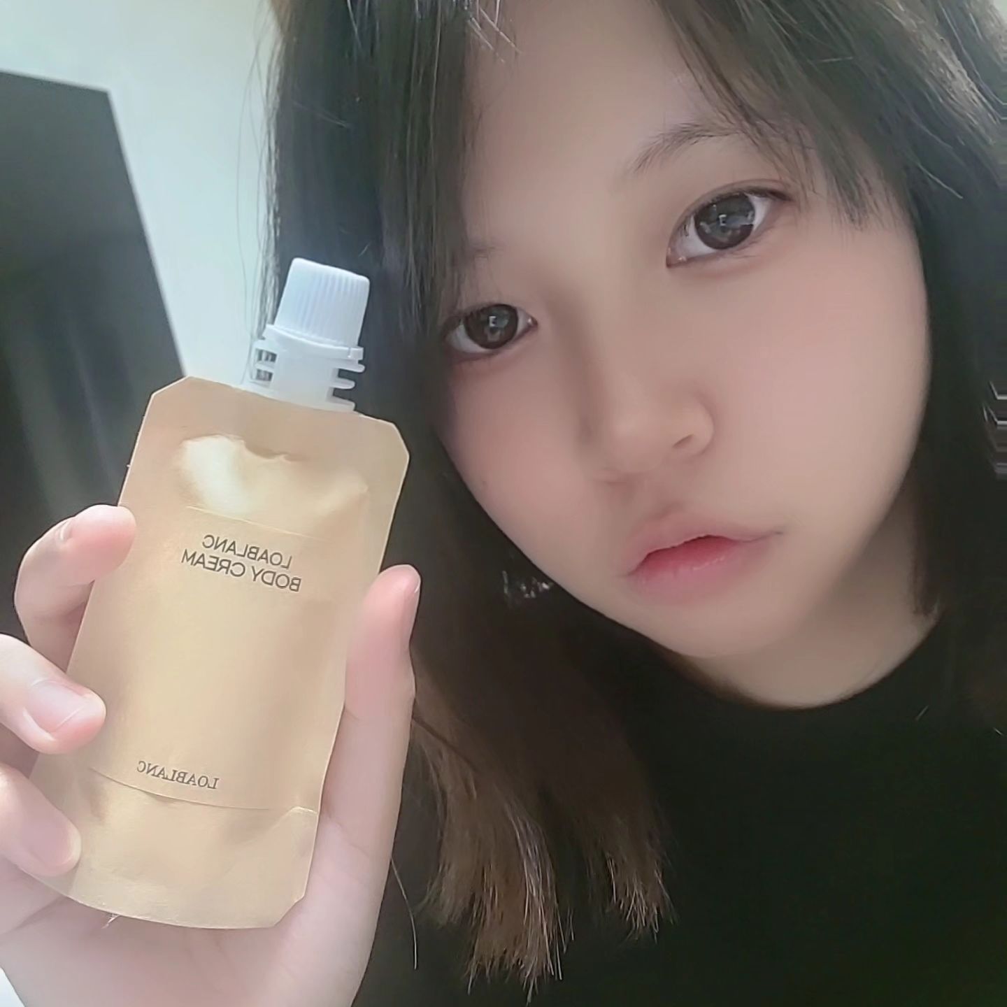 #협찬 
엘플러스 로아블랑 바디크림

자연에서 빠르게 분해되는 생분해 용기를 사용한 친환경 제품 #로아블랑바디크림 ❣️

끈적임이 전혀 없고  피부 속 부터 꽉 채워지는 수분감과 탱탱함을 선사해주고용🥰

향긋하고 시원한 향기로 코를 즐겁게 만들어 주며 여름철에도 딱 좋은 바디로션이에요

사이즈도 여행,캠핑,펜션등 놀러갈 때 컴팩트한 사이즈로 짐의 부피를 줄여주기 때문에 필수로 들고 가기에도 너무나 좋아요❤️❤️❤️👍
.
.
.
.
loablanc_official 
#뷰티스타그램 #바디크림추천 #로아블랑 #바디케어 #진정케어 #퍼퓸바디크림 #비건라이프