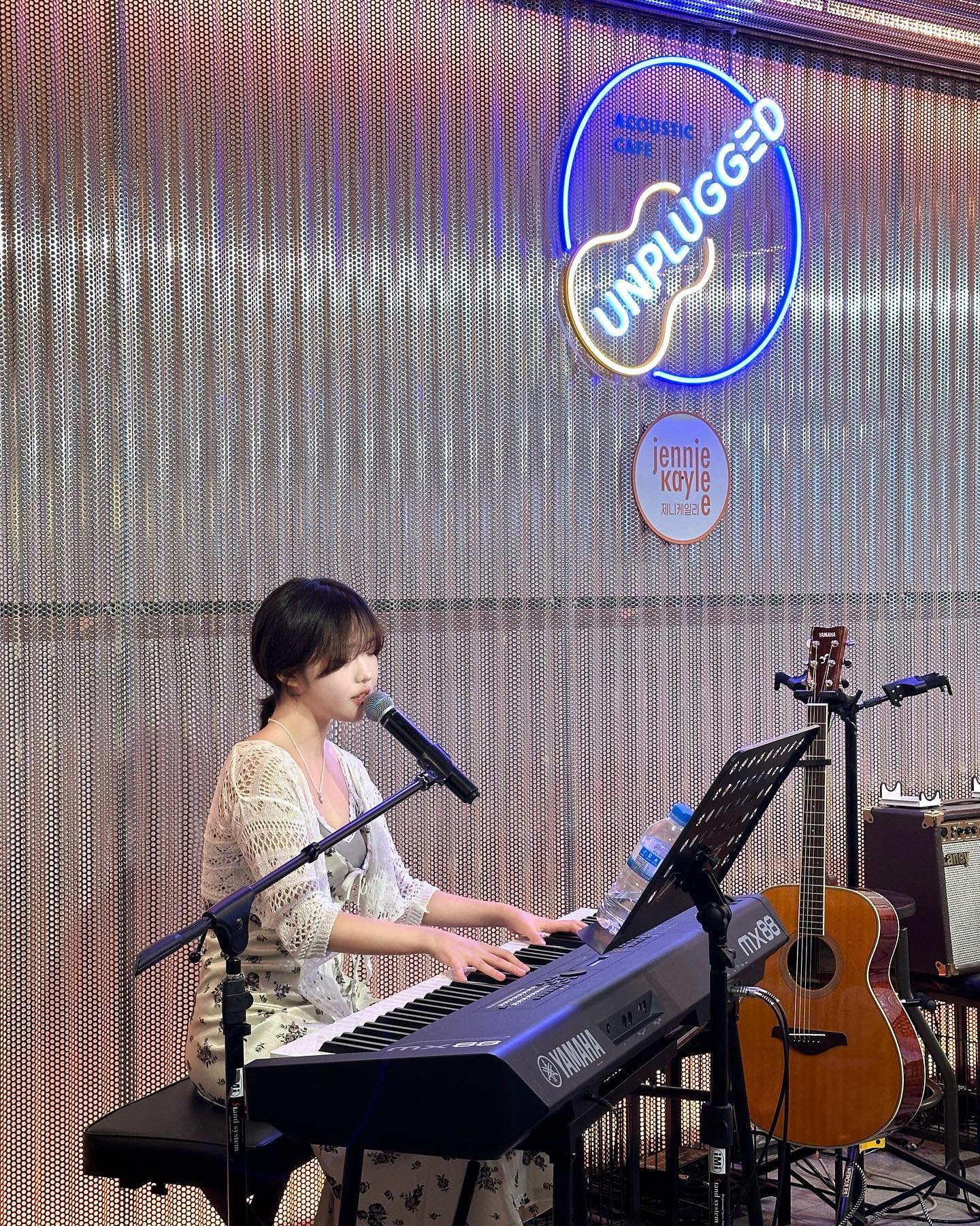 월홍 • 2023.10.13 신촌 언플러그 {Inside Out Busking} LIVE CLIP PHOTO 1. 📷
.
.
.
yourim_0101 
.
.
.
#월홍 #싱어송라이터 #singasongwriter #공연 #버스킹 #자작곡 #노래 #신촌 #언플러그드 #고등학생 #18살