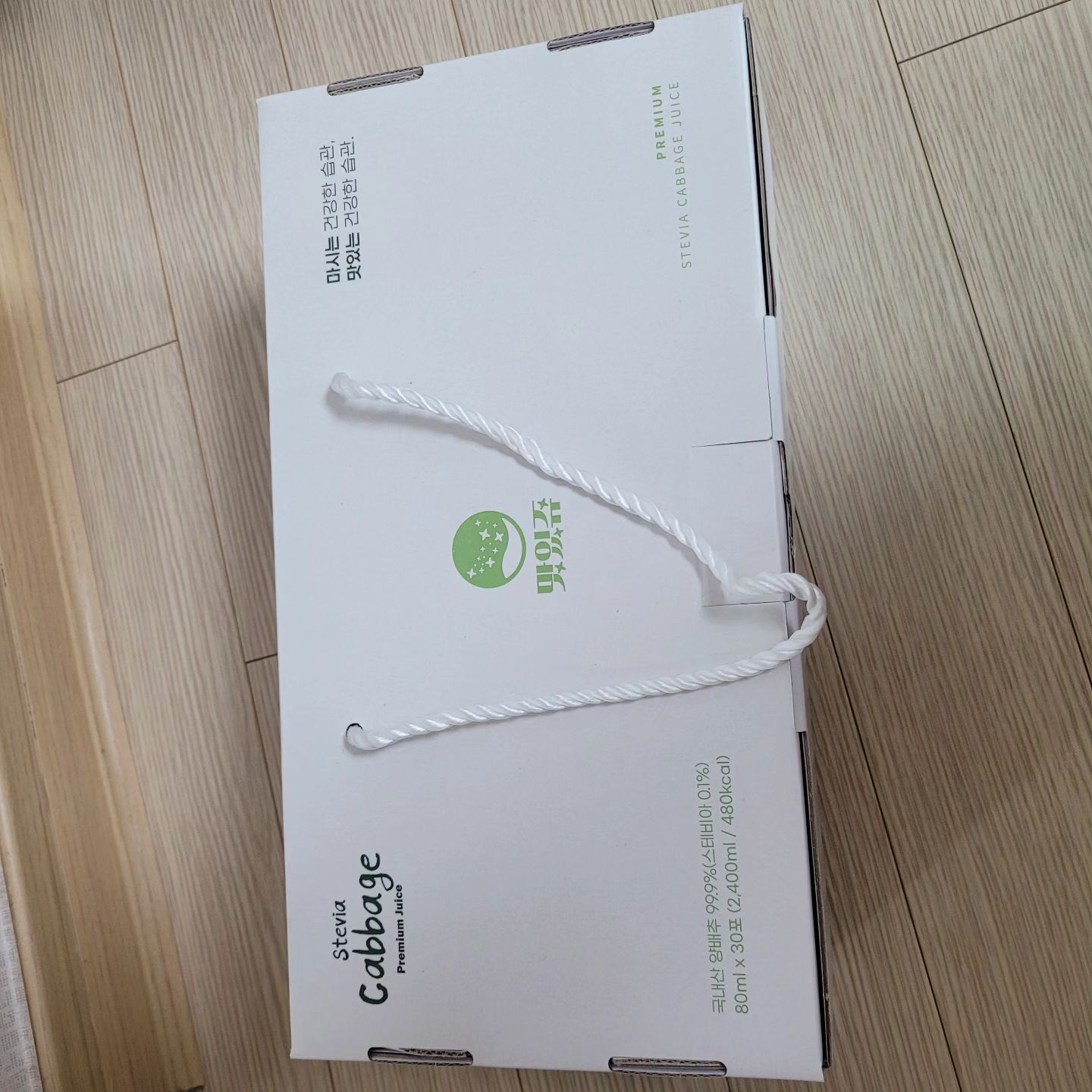 양배추즙을 너무나 좋아하는데요! 양배추즙 자체 이제품은 100%양배추즙이라는 사실! 유기농 농약전혀 없고요!화학비료들어가지 않은 그런 제품! 선물로 주기도 너무 좋은 패키지제품이라 아주 좋더라고요!! 양배추즙이 붓기에도 좋다고하더라고요! 저는 살이 너무 안빠지고 맨날 먹기만 하면 부어서 걱정이 많았는데요 양배추즙먹으면서 좀 나아지는듯 해서 좋더라고요~ 몸도 가벼워지고 늘 매일 잘챙겨먹고 있는 제품이에요! 피부에좋은음식이라고 불릴만큼 양배추즙 화농성여드름 이런 분들에게 딱 이에요!.. #맛있쥬양배추즙, #맛있는양배추즙, #다이어트, #화농성여드름, #역류성식도염, #위에좋은음식, #다이어트에좋은음식, #피부에좋은음식