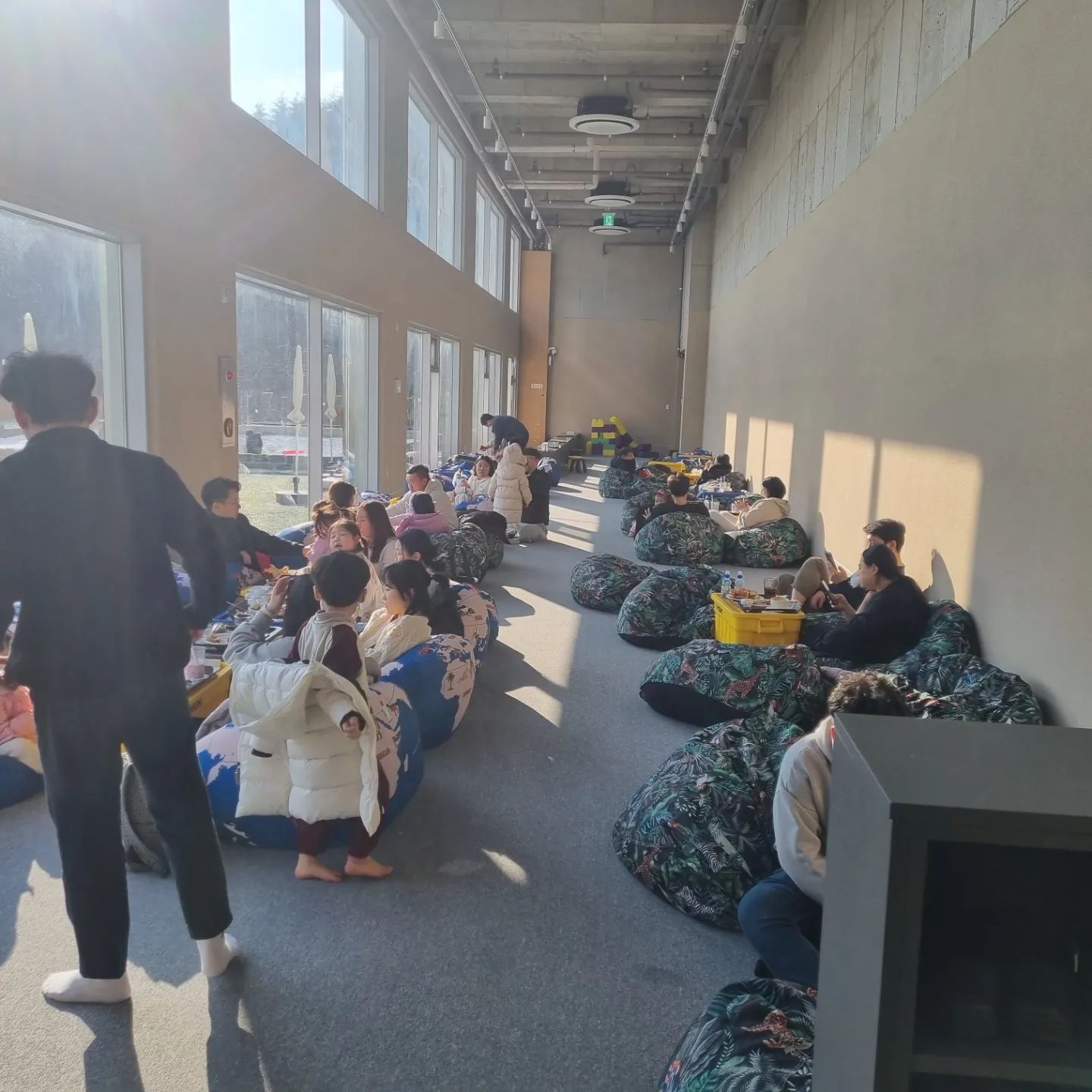 크리스마스 카페시온 할아버지 할머니랑 함께 카페외출 부산에도 이렇게 큰 대형카페가 있엇다늬!
#크리스마스#부산카페#키즈존#카페시온
