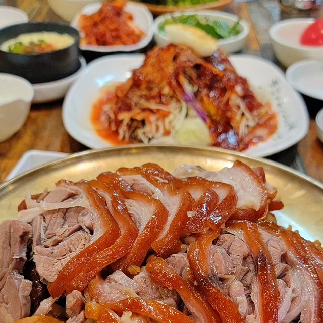 林_foodie on Instagram: "#협찬 #호야네족발 알싸한 청양고추 소스🌶, 감칠맛 끝판왕 어리굴젓🦪, 끝판왕 족발이 있는 왕십리 웨이팅 족발 맛집 족발 KRW 29000 쟁반막국수 KRW 7000 어리굴젓 KRW 9000 #