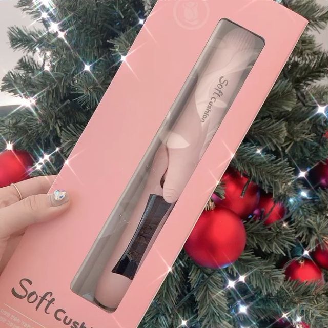 Ju Ju on Instagram: "▪️엘라 소프트쿠션 스타일러 고데기 쿠션감의 발열판이 자연스러운 웨이브부터 스트레이트까지 다양한 연출이 가능하고, 온도 120~220도의 온도조절 가능하며 사용자가 우