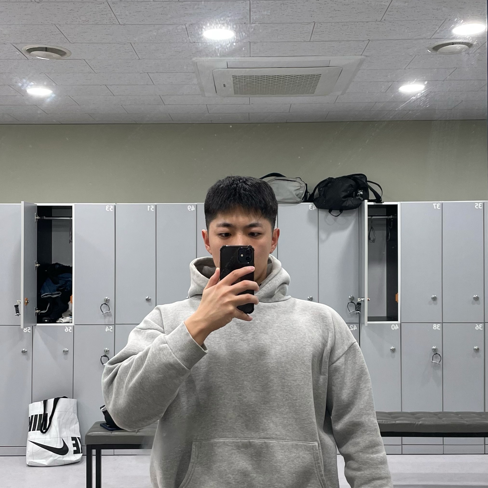 gem의 대회일지 90일차📝

득근득근한 하체날
스쿼트를 메인으로 
둔근과 내전근 종아리를 조지고
복근을 하는데 다리가 덜덜 떨리는게
진동모드로 울리는 핸드폰이 이런 느낌일까🫠

원래 치던 무게를 지켜야 하는데
벌써부터 떨어지니 불안불안…
이제 11주 남았는데 나 진짜 잘할 수 있을까🥺

#오운완 #스포츠모델 #대회준비 #90일차
#헬스 #헬스타그램 #운동하는남자 #운동하는여자
#운동하는직장인 #운동소통 #바디체크 #다이어트