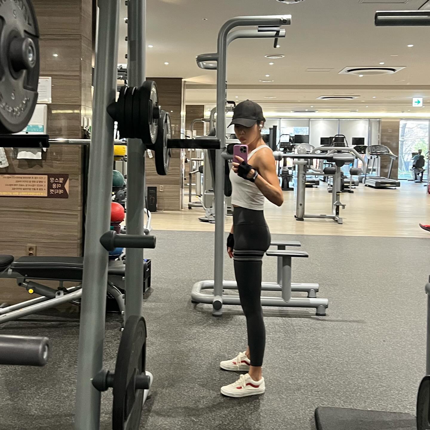 🍑힙짱이 되고싶은 아주미🍑
저의 식단일기! 일상을 조금 디테일하게 공유해볼게요?!

🍎힙짱의 길은 멀고 험해요...
열심히 운동하고 수치상 근손실을 얻어 원인을 찾고있어요.
흠... 너무너무 화가나요... 🔥
알것같은데 고치기 쉽지 않아요..
공복을 피하며 역류하지 않을 소화시간을 찾아 
운동하는 타이밍을 찾기가 너무너무너무 어려워요... 🥲

🍚유지기간에는 흰자노른자를 함께 섞고 
감량기간에는 따로 조리해 단백질 후 탄수화물 노른자 섭취!
식이섬유 - 단백질 - 탄수화물 순서를 철저히 지켜요! 
오늘은 탄단지 식이섬유 과일당 골고루💚 

전날 폭식후엔 배고픔이 더 생기기에 공복시간을 지키고
그후 적절한 포만감을 느낄수 있게 해줘요! 

처음먹는것! 
처음하는것!
쾌변과 순환에 더욱 집중해요! 

🍃당근/찐양배추/찐당근/사과/케일 녹즙은 저렇게 얼려 
하나씩 꺼내어 단백질 쉐이크와 함께 갈아 마셔요! 
차가운건 먹지 않으려 하기에 미리 갈아두고 
운동후에 먹으면 찬맛없이 찐맛만 남지요🫶

쉽게 변하는 시금치는 손질후 냉동실에 넣어두고 
구워도먹고 갈아도 먹으면 너무 좋더라구요. 

요즘 컴퓨터로 돈 안되는 일을 좀 열심히 많이 했더니 
홧병이 나는거 같은뎈ㅋㅋㅋ (농담😁)
나의 직업병 목디스크 5,6,7,8 또 문제네요 
어제 침 삼킬때마다 뼈가아픈 통증을 느꼈어요 😅
뭐든 원인에 집중해서 스스로 고쳐나가고 있어요! 

날씨가 많이 춥지만 기초체온이 올라서 실내에서 추위를 
예전만큼 느끼지 않아 신기한 요즘이에요! 
작년에 실내온도30도로 보일러 틀었거든요 ㅋㅋㅋ 🤣
자는 시간에만 잠깐 실내온도25도로 침실에만 보일러를 틀어요! 
복부에 늘 핫팩을 하고 긴팔 긴바지를 입고 자니 오히려 땀이 나요. 

일어나면 요즘 꽤 쌀쌀하잖아요~ 그런데 아침에 일어나서 5분만 림프순환 루틴하면 발꼬락에 땀이 촉촉히 나요! 
이게 저에게는 진짜 기적같은 일이에요:)

이 계절쯤이면 손발이 차갑고 복부도 차가워지죠? 
그 원인을 확실히 해결하는법 중 하나가 복부마사지! 
저는 자주 두들기기도 최대한 불리고 최대한 납작하게 만드는 
자체 장운동도 많이 하지만 배농 방향으로 ❤
️‍🔥웰스파 루틴도 매일 매일 해주고 있어요:) 

복부를 편안하게 해주는 습관을 들이고는 
요즘 아산병원 안가서 너무 좋아요! 
작년 이맘때쯤 죽과 저잔사식만 먹어야 했었는데...
무궁한 발전이쥬?! 배도 예전만큼 부풀지 않아서 좋구요! 

저는 이상하게 쉐이크만 먹으면 셀룰? 살? 붓기?! 쪄요! 
그렇지만 근손실 나이... 타고난 근육량이 없어서 
미달과 표준의 입구에서 늘 사경을 헤메는 느낌 + 
진짜 100%노력형 몸이라 아예 안먹으니 또 차이가 있더라구요

당뇨의 유전자가 있어 아무래도 혈당이 쉽게 오르는 음식을 먹으면 그런것 같아요. 그래서 우유도 못먹는 저는 확실한 유청분리에 단맛0.000001 도 안나는 쉐이크를 먹는데요. 당이 잘 오르지 않는 레시피로 먹으려고 신경을 써요! 

원래 과일은 잘 갈아먹지 않아요! 단맛 자체를 피하려고 하는편!
그런데 주말이 지나거나 일반식에 폭식을 조금 한 후엔 
입이 자꾸 심심해지고 가짜 배고픔에 속는것 같고 
달달한것도 당기고 해서 그럴땐 
차라리 건겅한 당을 섭취 하려고 해요.
떫지만 살짝 단맛이 있는 바나나를 아주 가끔씩 넣어 
걸죽하게 갈아 천천히 10분정도 씹어먹듯 쉐이크를 먹어요. 

👨🏻‍🦲구렛나루엔 원래 진짜 얇은 머리가 나잖아요?!
근데 어느순간부터 빠딱! 서서 힘이 너무 많이 생겨버린
구렛나루 주변 헤어를 만나고 있어요 ㅋㅋㅋ

탈모해결 정말 어려울거라 생각했는데 하루 5분만
노력해도 모든 스트레스가 없어질 결과 찐으로 보여드리고 있어요! 
진짜 뭘해도 안되었으면 제가 잘 알려드릴게요 
❤️‍🔥드림모❤️‍🔥 함께 해요:) 

오늘 빠진 머리는 오늘 위로하는 루틴을 하고!
오늘 찐 붓기는 오늘 빼고! 
오늘 먹방한건 내일 아침 꼭 내보내기!!!

#탈모완화 #탈모완화샴푸 #림프순환운동 #붓기빼는법 #식단일기 #유지어터식단기록 #순환운동 #수족냉증 #만성붓기 #gluteworkouts #오운완 #운동하는여자 #40대여자 #대치동필라테스