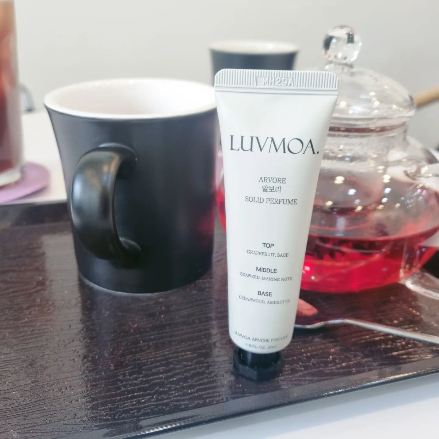 #할인구매 luvmoa_scent_official #러브모아 #고체향수
고체향수라 아이가 바로옆에 있을때 사용해도 괜찮고 뿌리는 향수와 다르게 살에 스며드는 향기에 피부에 은은하고 부드럽게 지속되어  좋더라구요!
독한 향수 싫어하는 저로서는 너무 너무 만족~♡
아이 엄마들과 집 앞 커피숍에서 잠깐 만나러 나갈때 바르고 나갔더니 향이 좋다며 많이들 관심있어 하더라구요~
주머니에 쏙 넣고 갔던지라 한번 써보라고 했는데
정말 향이 마음에 든다고 어디 제품인지 알아갔어요!
이번에 알보리 향으로 사용해 봤고 가격대도 마음에 들어 다음에는 누벵향도 한번 사용해보고 마음에 드는 향으로 계속 사용할듯 해요!!
good!!
#러브모아향수 #승무원고체향수 #니치향수 #누벵 #알보리 #신상품나왔을땐 #08L