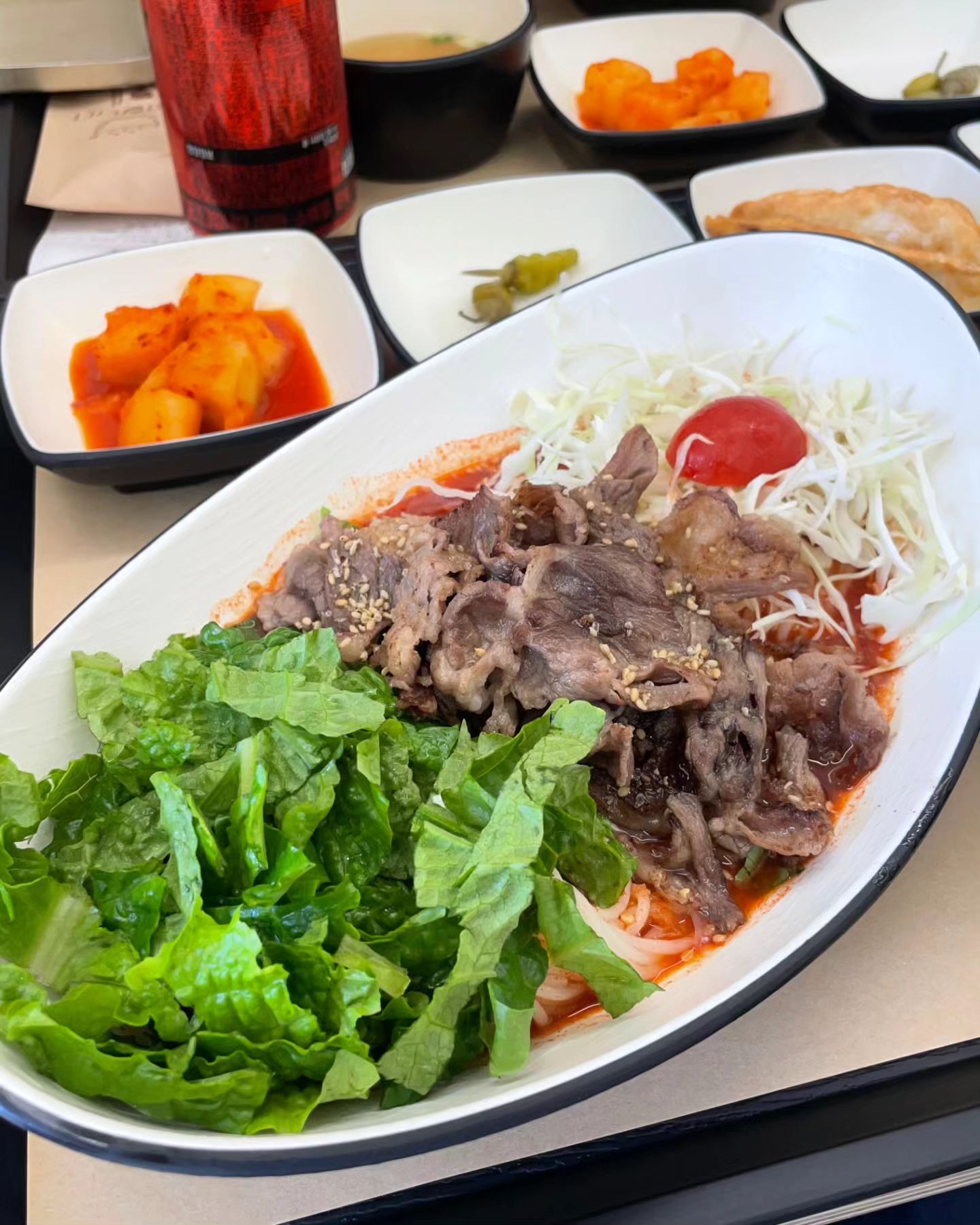 🍴국수&도시락(뜨뜻국수)🍴
.
❗️국수에 도시락세트로 든든하게❗️
.
센텀시티에 위치한 국수맛집💕
도시락하고 국수세트로 가성비좋게 배부르고 든든하게 먹을 수 있는 집❤️‍🔥
.
매일 아침 신선한 디포리 외 13가지 재료들로 끓여내는 육수로 국수를 만든다고 적혀있는데 역시 국물이 깊고 시원한 맛👍
국수면은 오리지널 구포국수와 밀가루를 못먹는 사람들을 위해 콩담백면도 준비되어 있다고 함😲
.
1인석도 잘 되어있어서 혼밥도 거뜬😚
.
무엇보다 도시락종류가 다양해서 다 먹고싶은 마음에 고르기 힘들정도☺️
국수한젓가락에 밥한숟가락 같이 먹으면 궁합이 최고👍
.
냉수육세트도 있어서 시켜봤는데 국수에 너무 잘 어울리는 조합❤️‍🔥
꼭 먹어보길 추천😋
.
반려동물동반식당이라 같이 방문해도 좋다고 함😲
서비스까지 너무 좋았던 국수집👍
.
❗️냉수육에 국수까지 완벽조합❗️
.
🔹️부산 해운대구 APEC로 17 센텀리더스마크 1층 104호
🔸️뜨뜻국수+차돌김치볶음밥 11,000
🔸️차돌비빔국수+수비드제육 18,000
🔸️제로콜라 2,000
.
.
#협찬 #뜨뜻국수 #센텀맛집 #센텀국수 #센텀호텔근처맛집 #센텀시티맛집 #해운대맛집