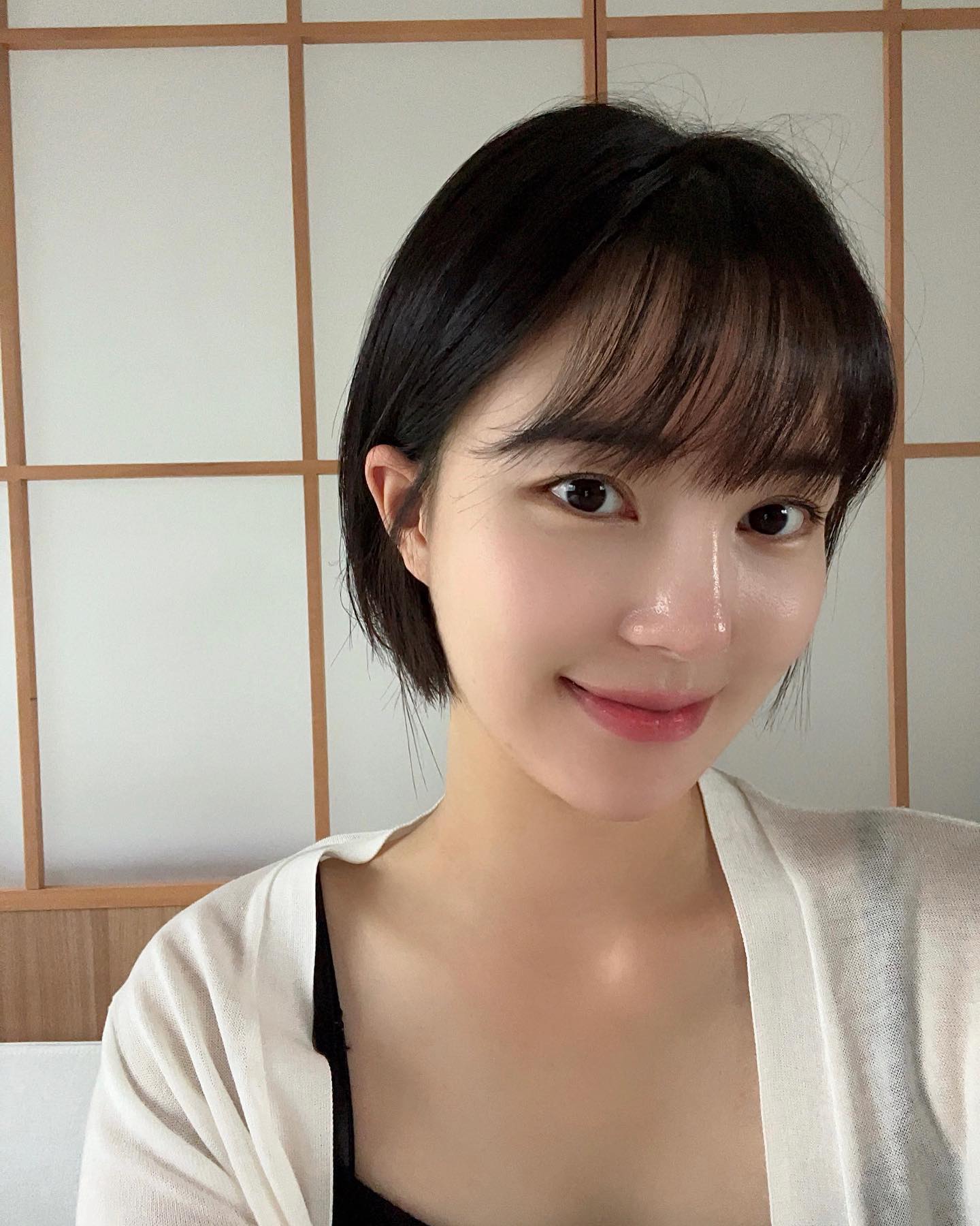 #유료광고

요즘 날씨가 선선해졌져?
벌써 가을이 왔나봐요 ㅎㅎ

그래서 그런지 피부도 입술도 건조해지네요😖

저는 가을되면 촉촉립을 애용하고 너무 좋아하는데,
이번 가을 저의 첫 촉촉립 소개해드릴게요!

아멜리 나르시시즘 립 틴트는 제형이 신기해요행
틴트도 아니구 립글로스도 아닌 느낌이랄까?

발랐을 때 건조하지 않고, 광택이 넘 자연스러웠어요.

틴트 팁은 일자로 되어있어 많이 묻어 나오지않구,딱 한 번 바를 양으로 묻어 나오더라고요. 

저는 로즈앤나잇 컬러를 사용했는데
핑크빛과 주황빛이 다 보이는 코랄컬러라
웜톤&쿨톤 구분없이 사용하시기 좋을 것 같아요ㅎㅎ

립유목민인 분들~
건조하지않으면서 적당한 반짝임을 가지고 있는 
아멜리 틴트 얼른 만나보세요🫶🏻 

________________________________

#협찬 #광고 #제품제공 #제품협찬#아멜리 
#나르시시즘립틴트 #아멜리틴트 #틴트추천 
#틴트 #뷰티스타그램 #뷰티모델 #홍보