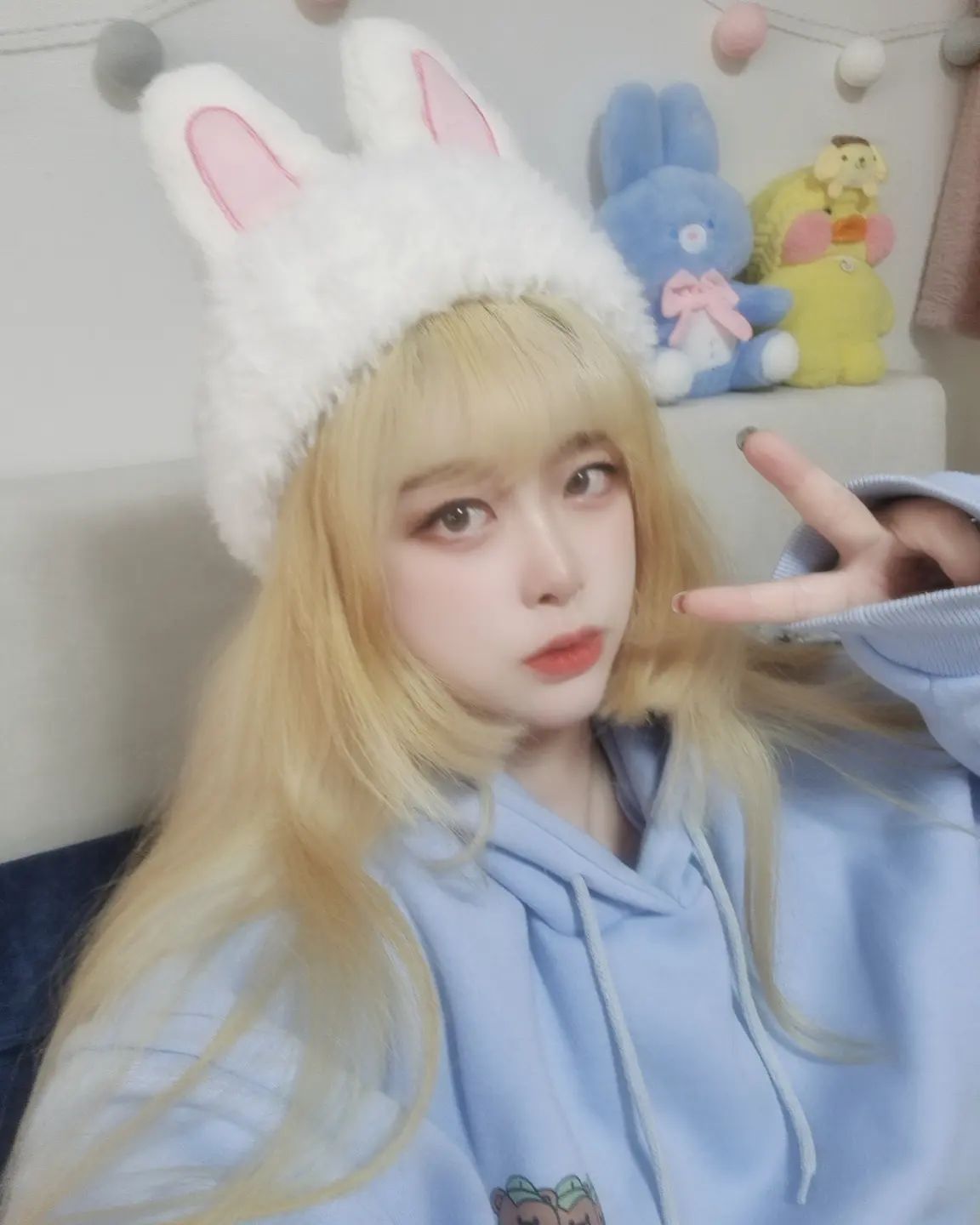 알리...너란 어플 특이한 모자찾다가
장바구니에 왕창담은것중 복슬복슬귀가
귀여워서 시켜봤는데...사진이랑 좀다른것가타...귀가 매끈한뎅?...