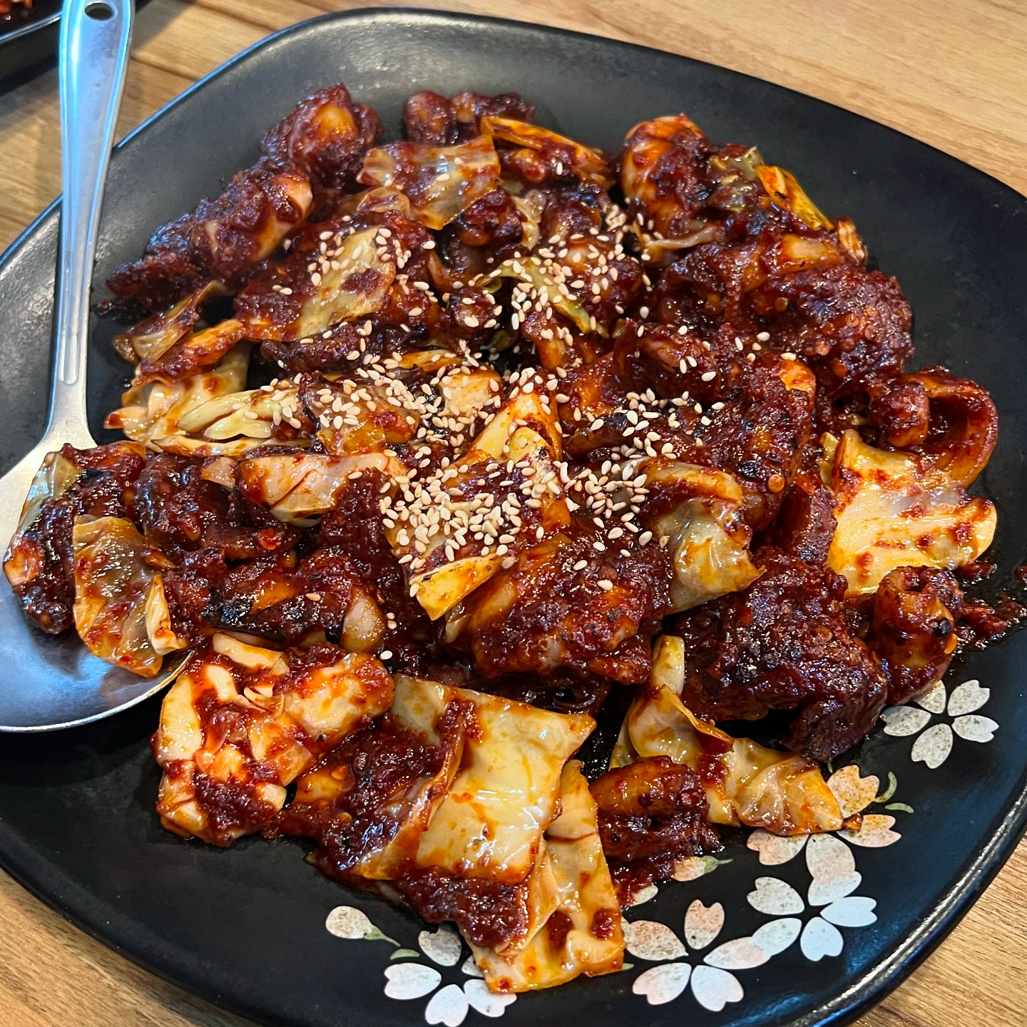 [ 봉이칼국수 ] 

💙 동네사람들한테는 이미 유명한 맛집이라
궁금했는데 드디어 방문해보게 되었네요
주말 저녁에 뻥 안치고 만석… ㅎㅎ

❤️ 쭈꾸미볶음
한 입 먹어보니, 쭈꾸미의 쫄깃한 식감과
매콤한 양념이 정말 잘 어우러졌어요
엄청 매운게 아니라 먹기에도 부담없고
양도 푸짐해서 둘이 나눠 먹기에도 충분했어요

💜 바지락칼국수
국물이 맑고 깊은 맛이 나서 첫 술부터 감동
면발은 쫄깃하고 부드러워서 국물이랑 같이
먹으면 정말 맛있구 국물에 들어간 
신선한 조개들이 깊은 맛을 더해주었어요

💛 왕만두
속은 촉촉하고 꽉 차있는 만두였는데
만두 소가 정말 풍부해서 한 입 베어물면
육즙이 팡 터지더라고요
간장 소스에 찍어 먹으니 더욱 맛있었어요

- - - - - - - - - - - - - - - - - - - - - - - - - - - - -

 ❗가격
✔️ 쭈꾸미볶음 13,000원 (2인이상)
✔️ 바지락칼국수 11,000원
✔️ 왕만두 8,000원

- - - - - - - - - - - - - - - - - - - - - - - - - - - - -

#일산맛집 #봉이칼국수 #쭈꾸미 #칼국수 #만두 #맛집리뷰 #일산맛집추천 #점심 #저녁 #외식